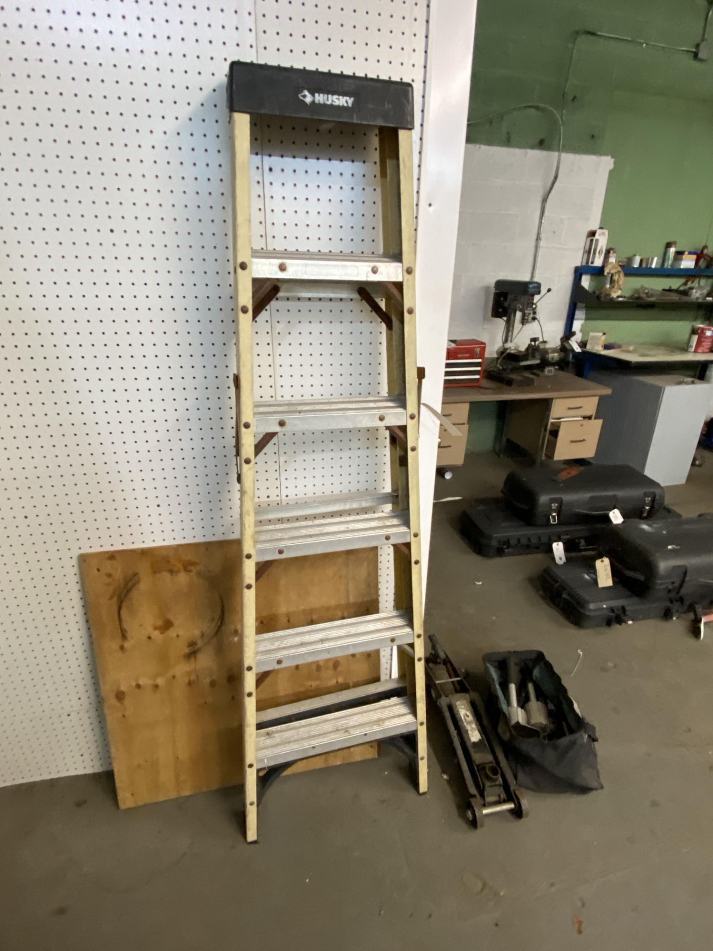 Husky Fiberglass 6' Step Ladder - Image 2 of 2