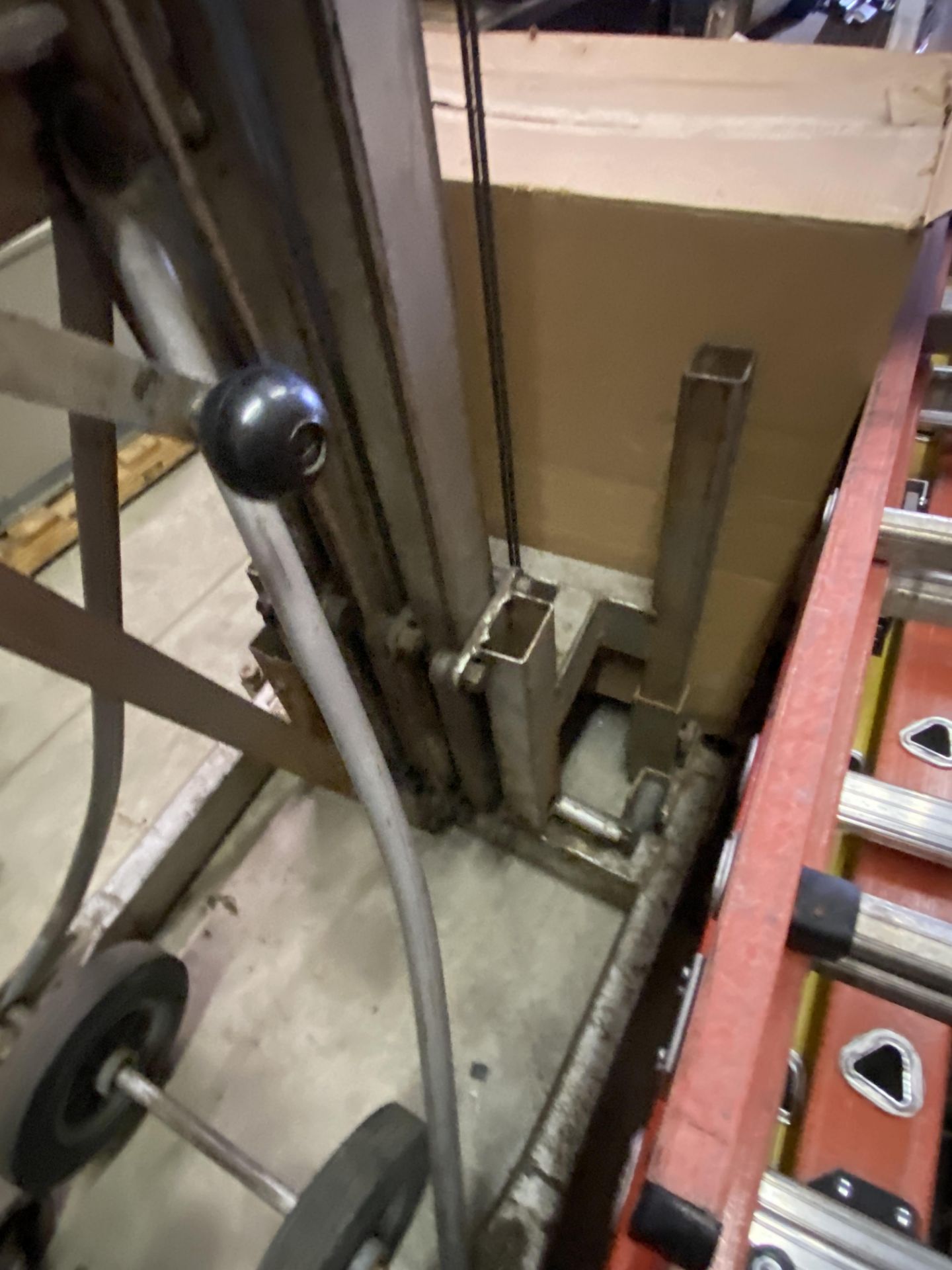 Manual Crank Genie Lift - Image 5 of 5