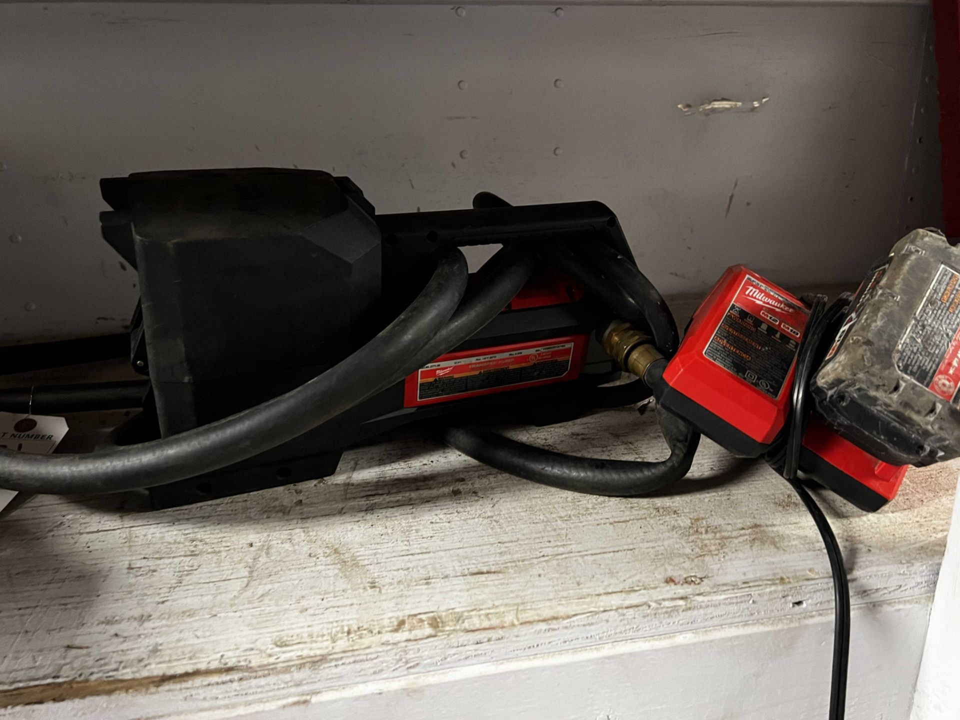 Milwaukee #2771-20 18V Transfer Pump - 8gpm w/(2) Batteries, Charger (Powers On) - Bild 2 aus 3