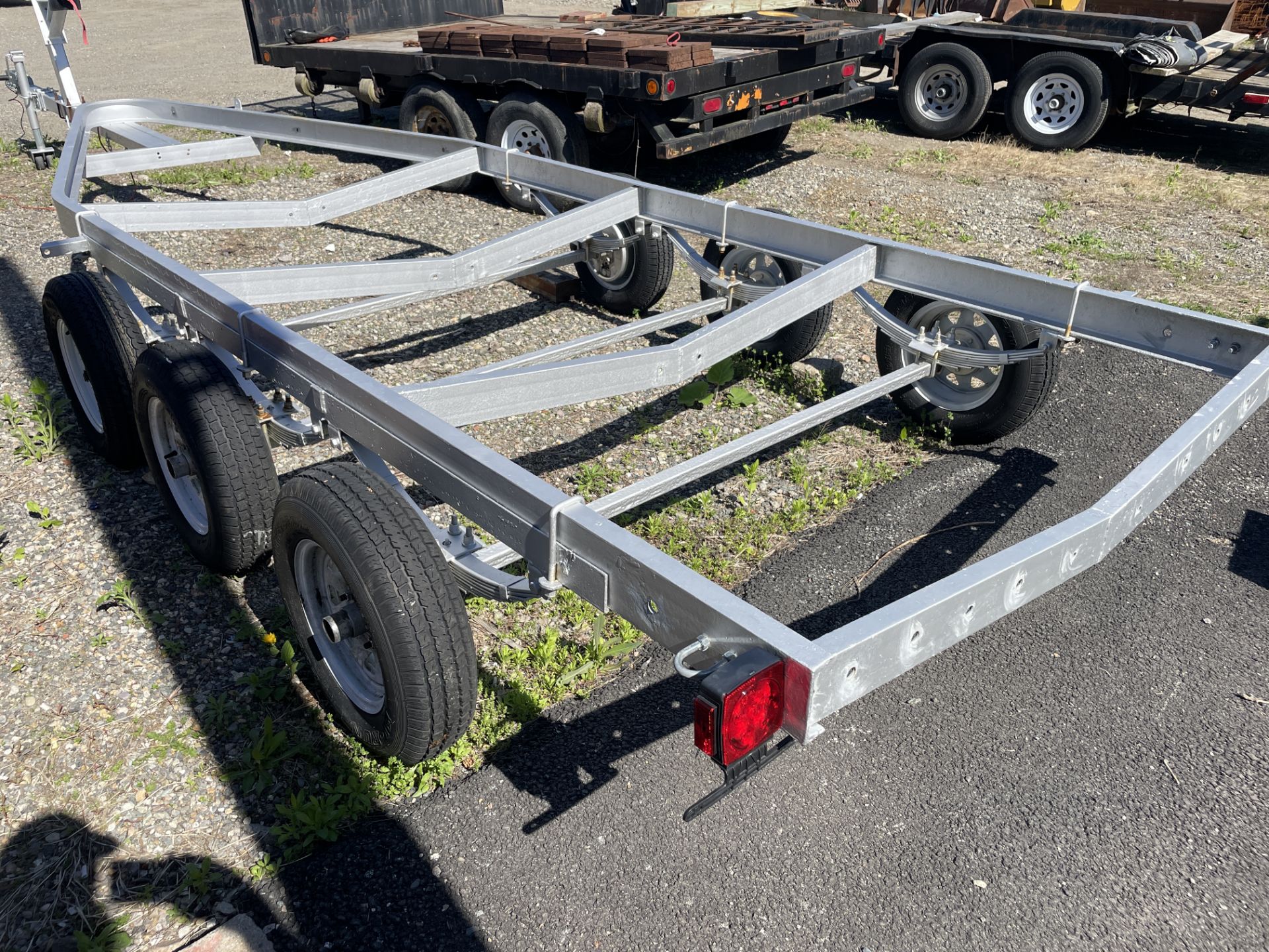 Tri Axle 27' Boat Trailer with Traveler Electric Winch (No Fenders NO Bunks NO Rollers)(NO TITLE) - Image 4 of 4