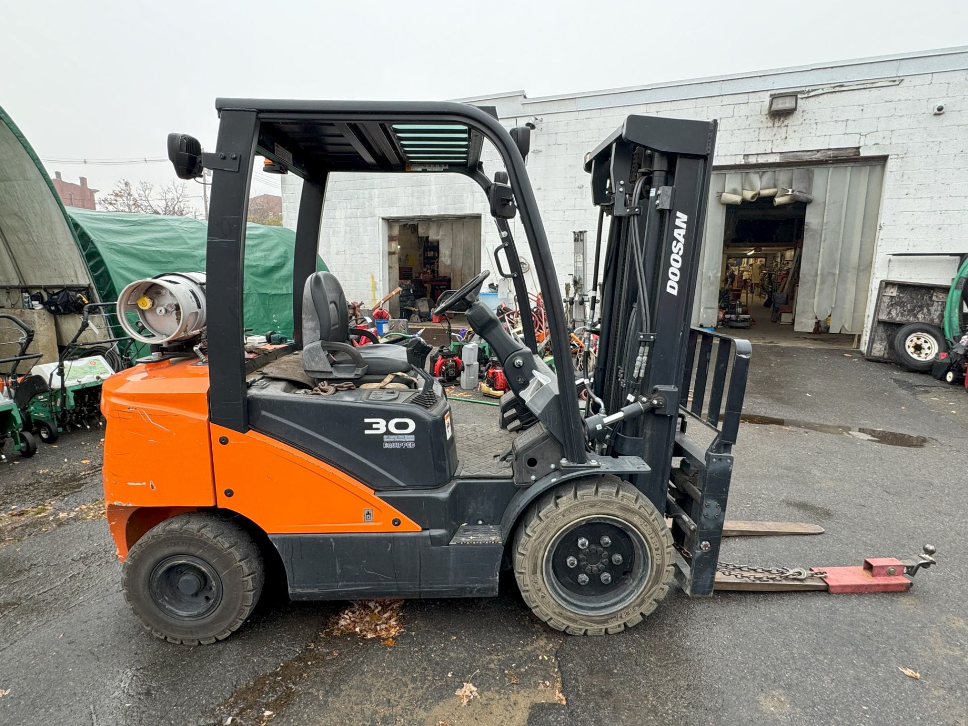 Doosan #G30N-7 Forklift w/ Side Shift and Adjustable Forks, Triple Mast, 5500lB Capacity, Height: