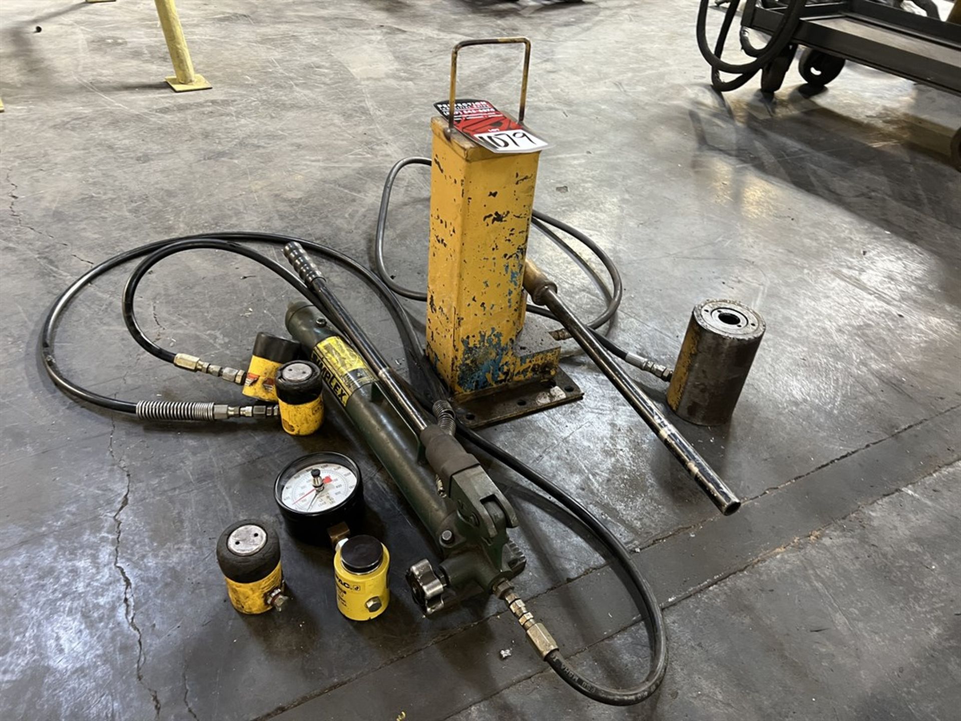 Lot Comprising Assorted Enerpac Hydraulic Pumps and Cylinders (Machine Shop) - Image 2 of 4