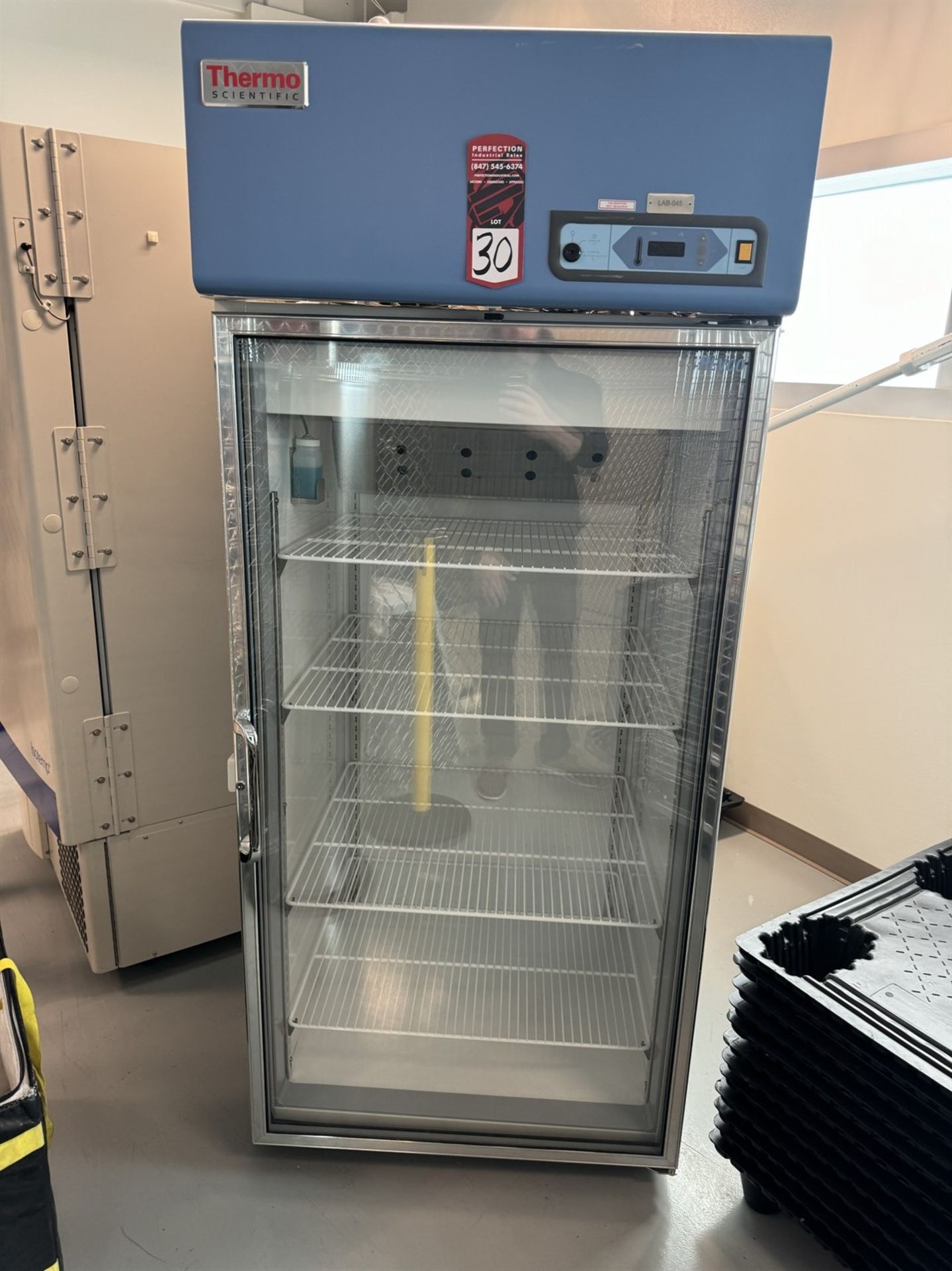 THERMO FISHER SCIENTIFIC RGL3004A Lab Refrigerator, s/n 0153131901150107 - Image 2 of 6
