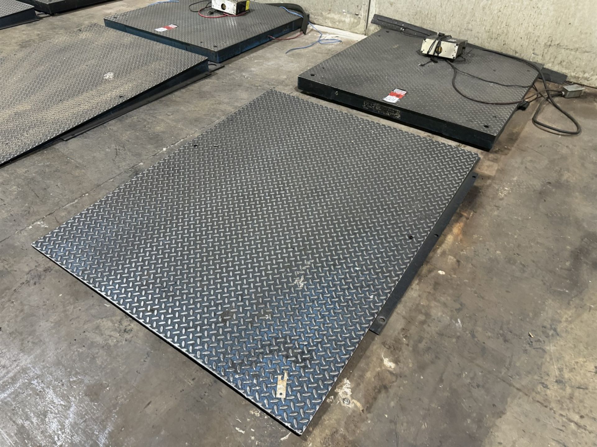 GSE 4' x 4' Floor Scale w/ Ramp and GSE 4600 Digital Scale, 5000 Lb. Capacity