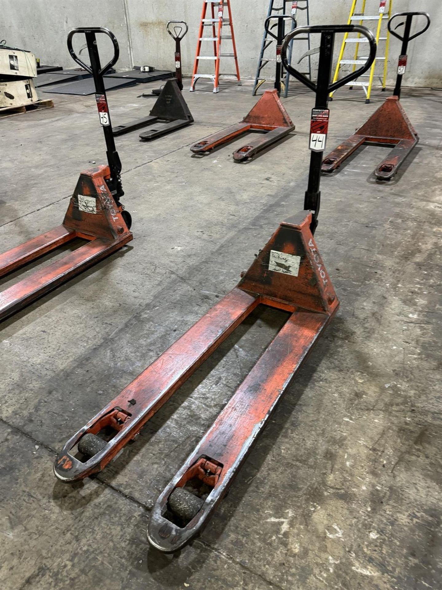 TOYOTA 5500 Lb. Narrow Aisle Pallet Jack