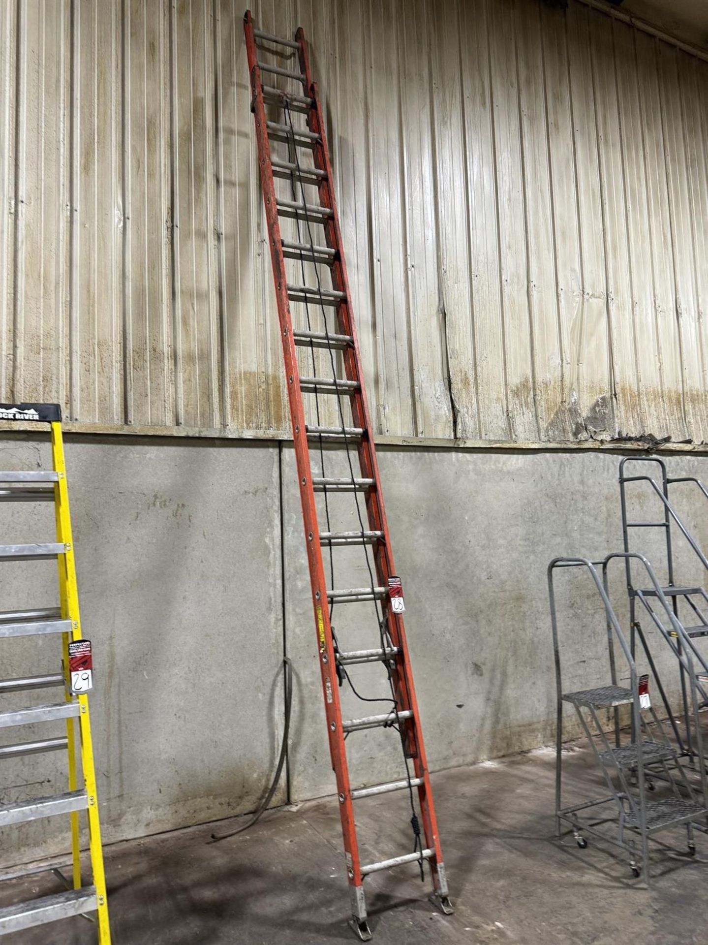 MICHIGAN 386132 32' Fiberglass Extension Ladder