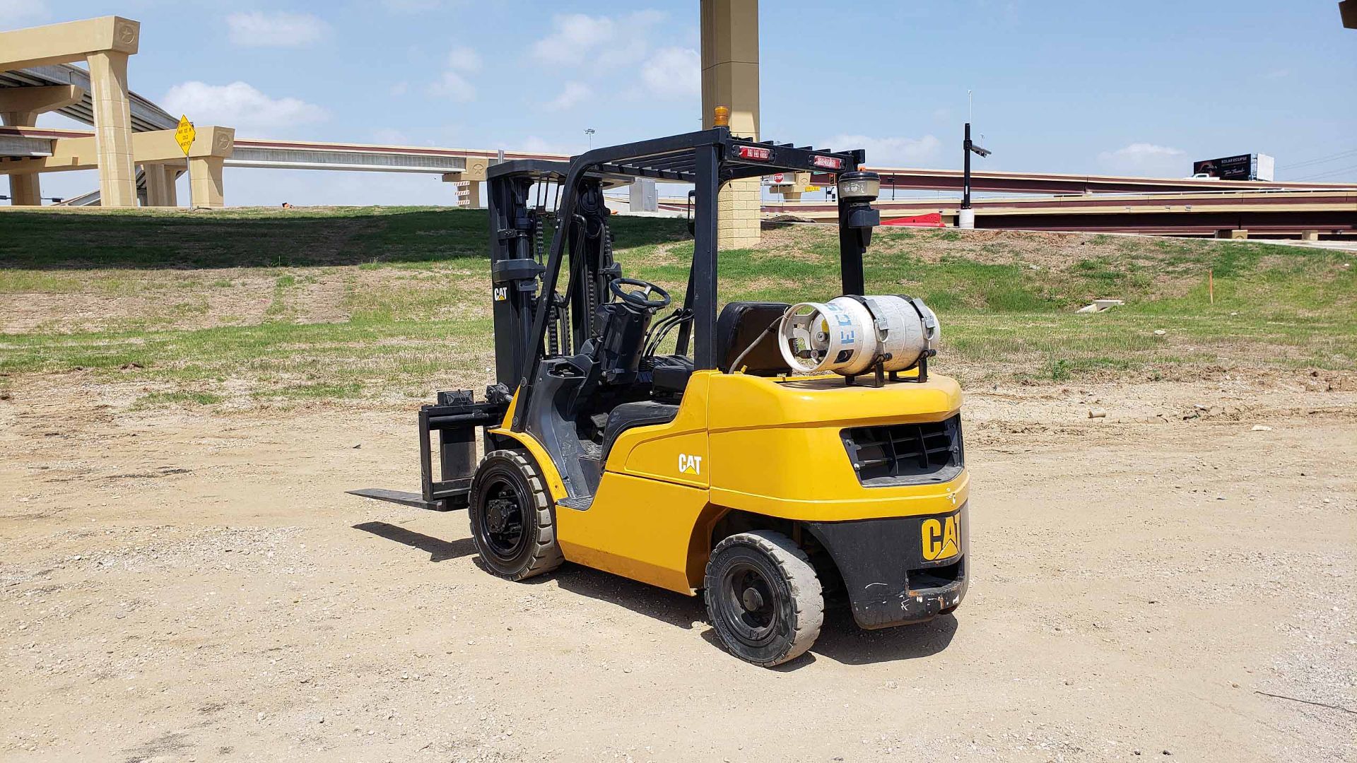 LPG FORKLIFT, CATERPILLAR 6,000-LB. BASE CAP. MDL. 2P6000, Mfg. 2011, LPG Engine, 86" 3-stage - Bild 3 aus 12