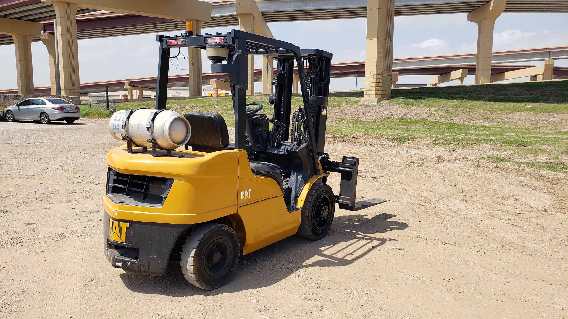 LPG FORKLIFT, CATERPILLAR 6,000-LB. BASE CAP. MDL. 2P6000, Mfg. 2011, LPG Engine, 86" 3-stage - Image 5 of 12