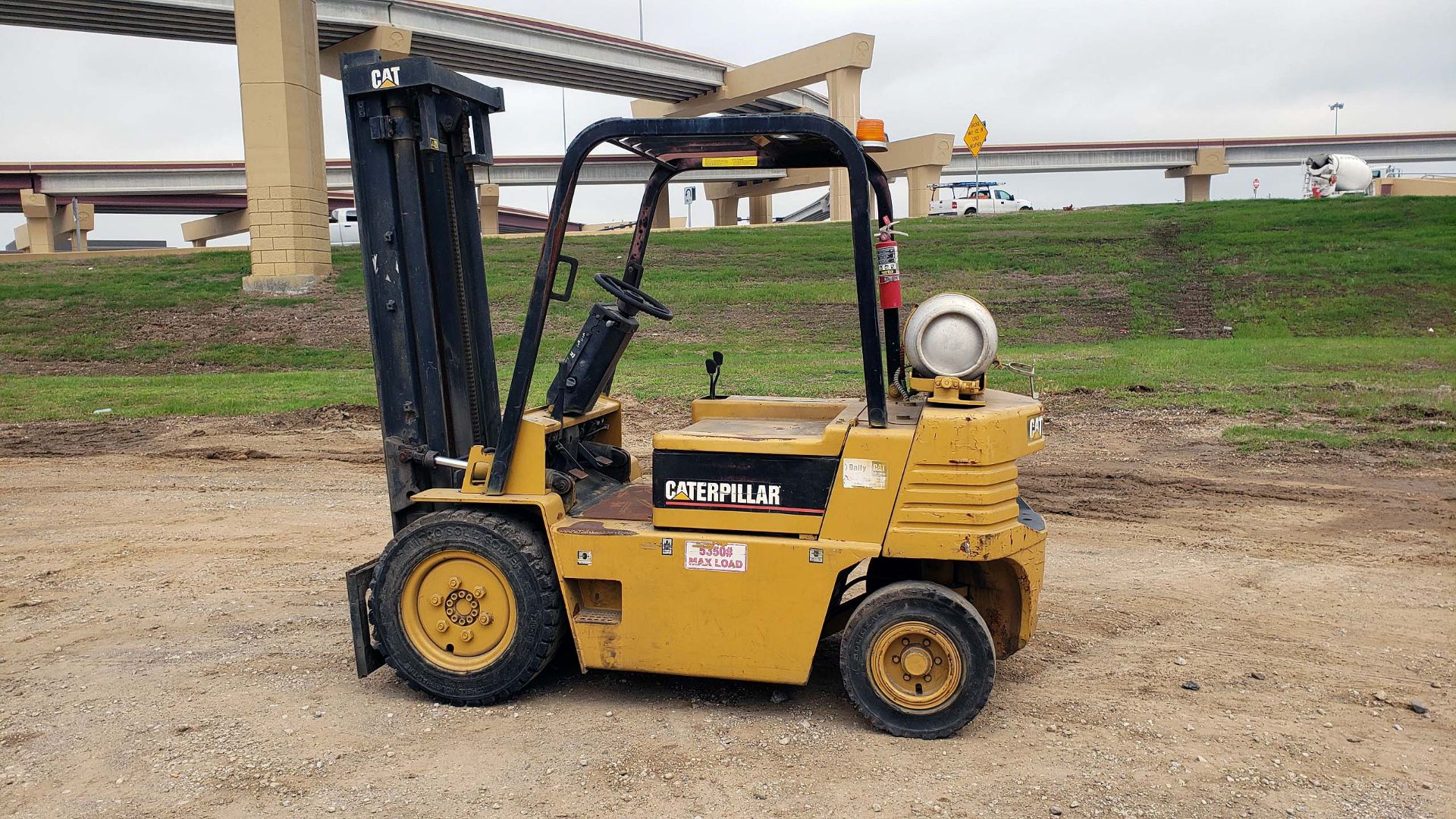 FORKLIFT, CATERPILLAR 5,000-LB. BASE CAP. MDL. V50E, LPG engine, 86" 2-stage mast, 140" lift ht., - Image 2 of 11