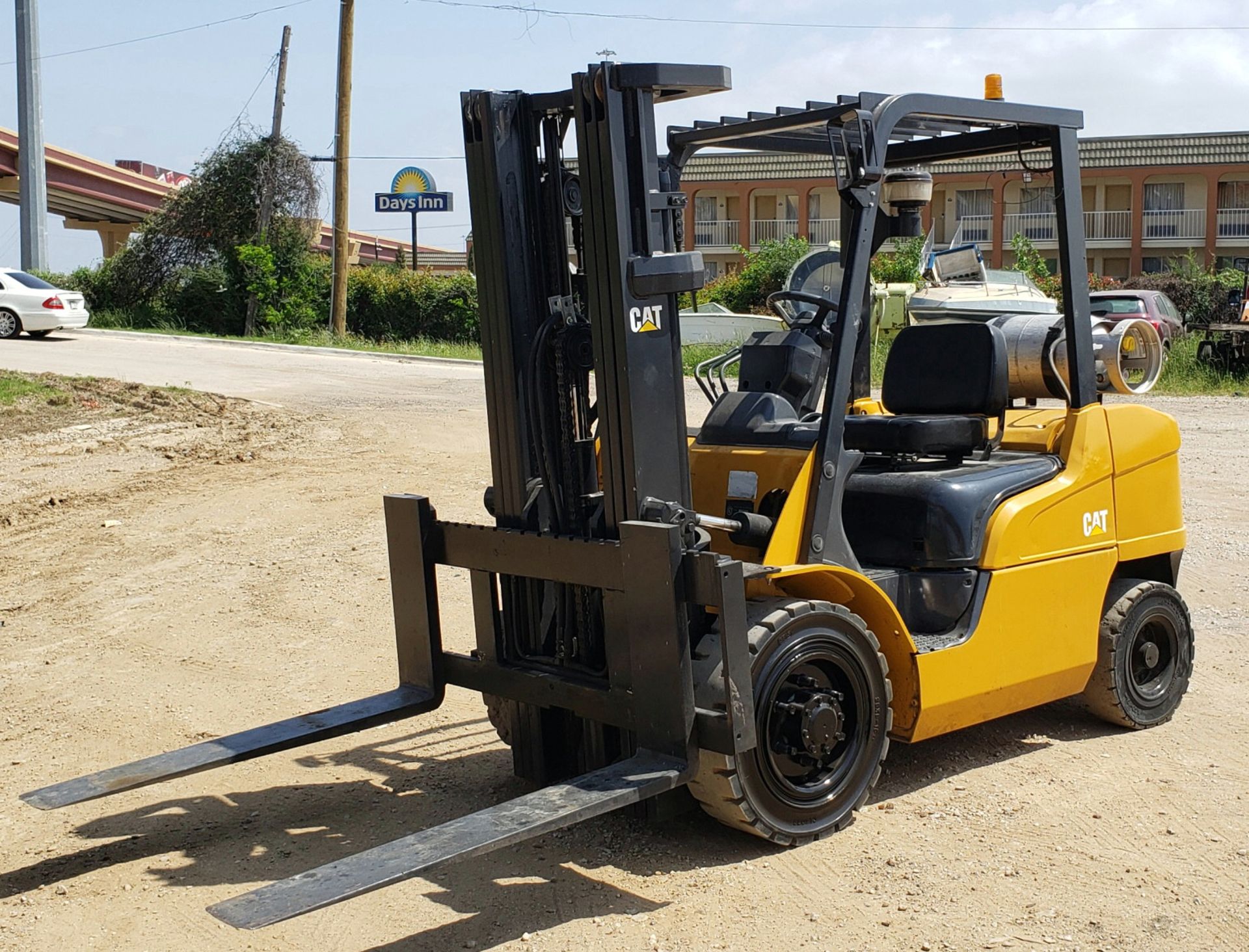 LPG FORKLIFT, CATERPILLAR 6,000-LB. BASE CAP. MDL. 2P6000, Mfg. 2011, LPG Engine, 86" 3-stage