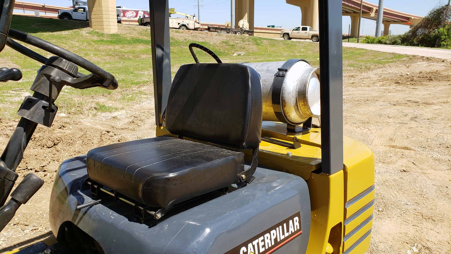 LPG FORKLIFT, CATERPILLAR 5,000-LB. BASE CAP. MDL. GP25, LPG Engine, 83" 3-stage mast, 189" lift - Image 5 of 6