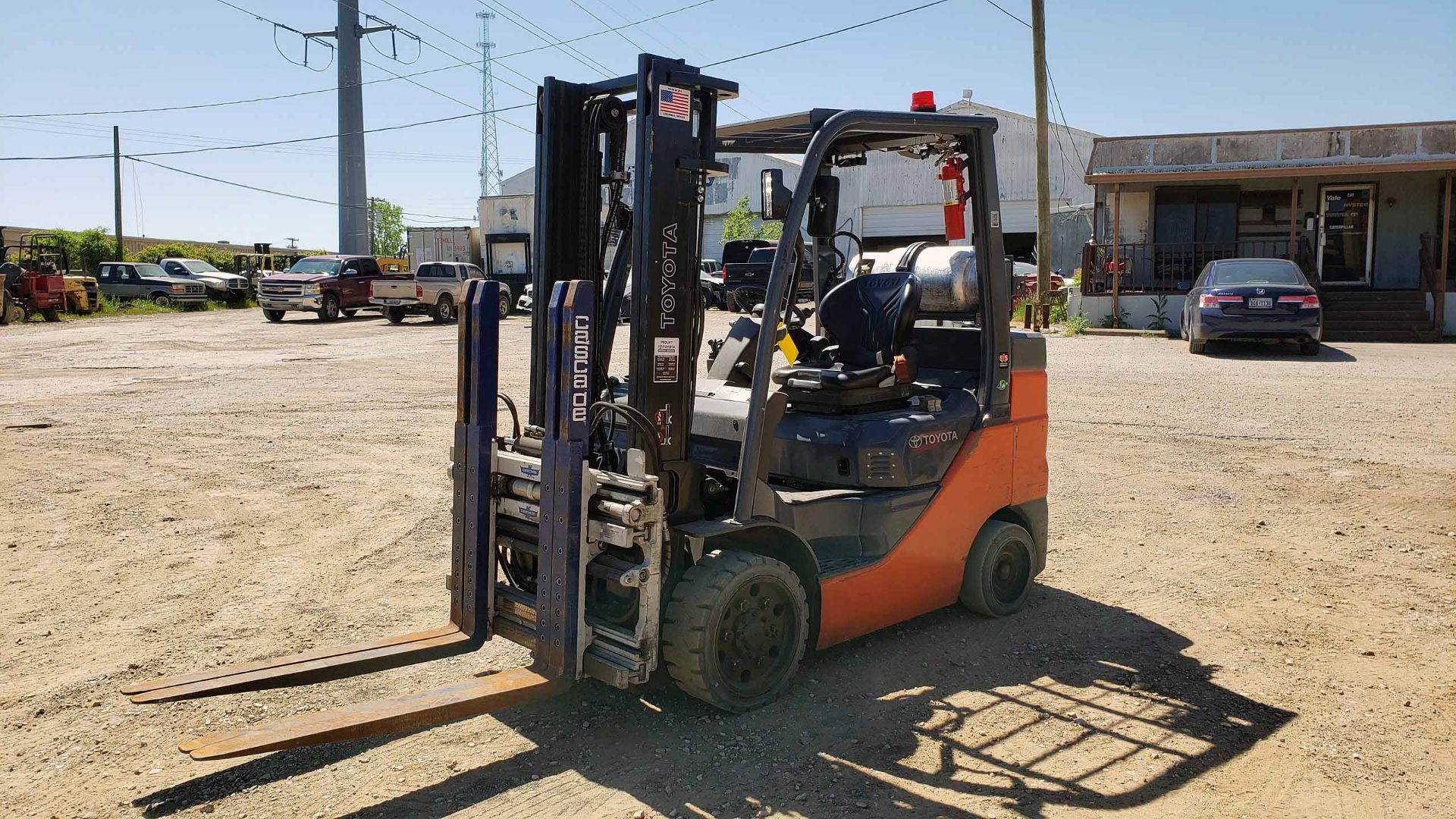 LPG FORKLIFT, TOYOTA 6,500-LB. BASE CAP. MDL. 8FGCU32, Mfg. 2020, LPG Engine, 83" 2-stage mast, 131" - Image 6 of 11