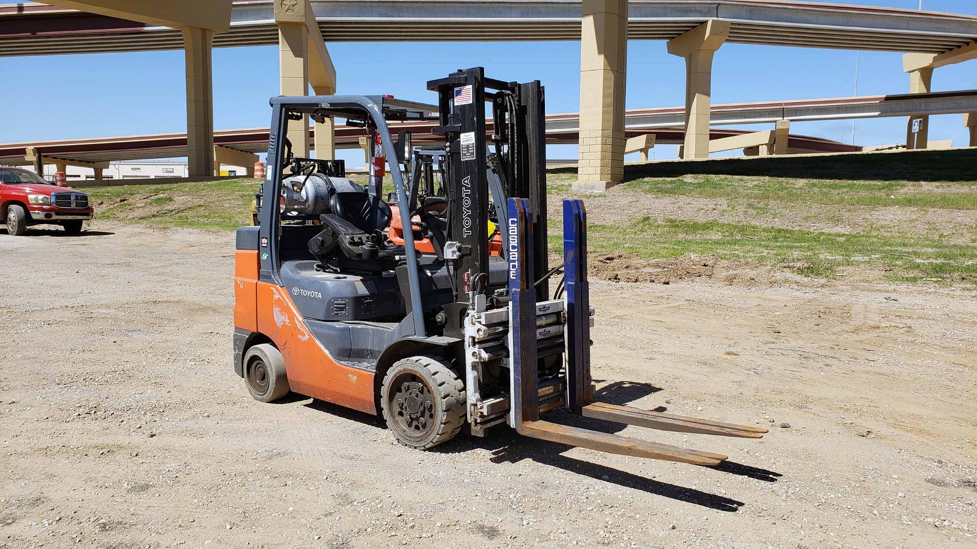 LPG FORKLIFT, TOYOTA 6,500-LB. BASE CAP. MDL. 8FGCU32, Mfg. 2020, LPG Engine, 83" 2-stage mast, 131" - Image 2 of 11