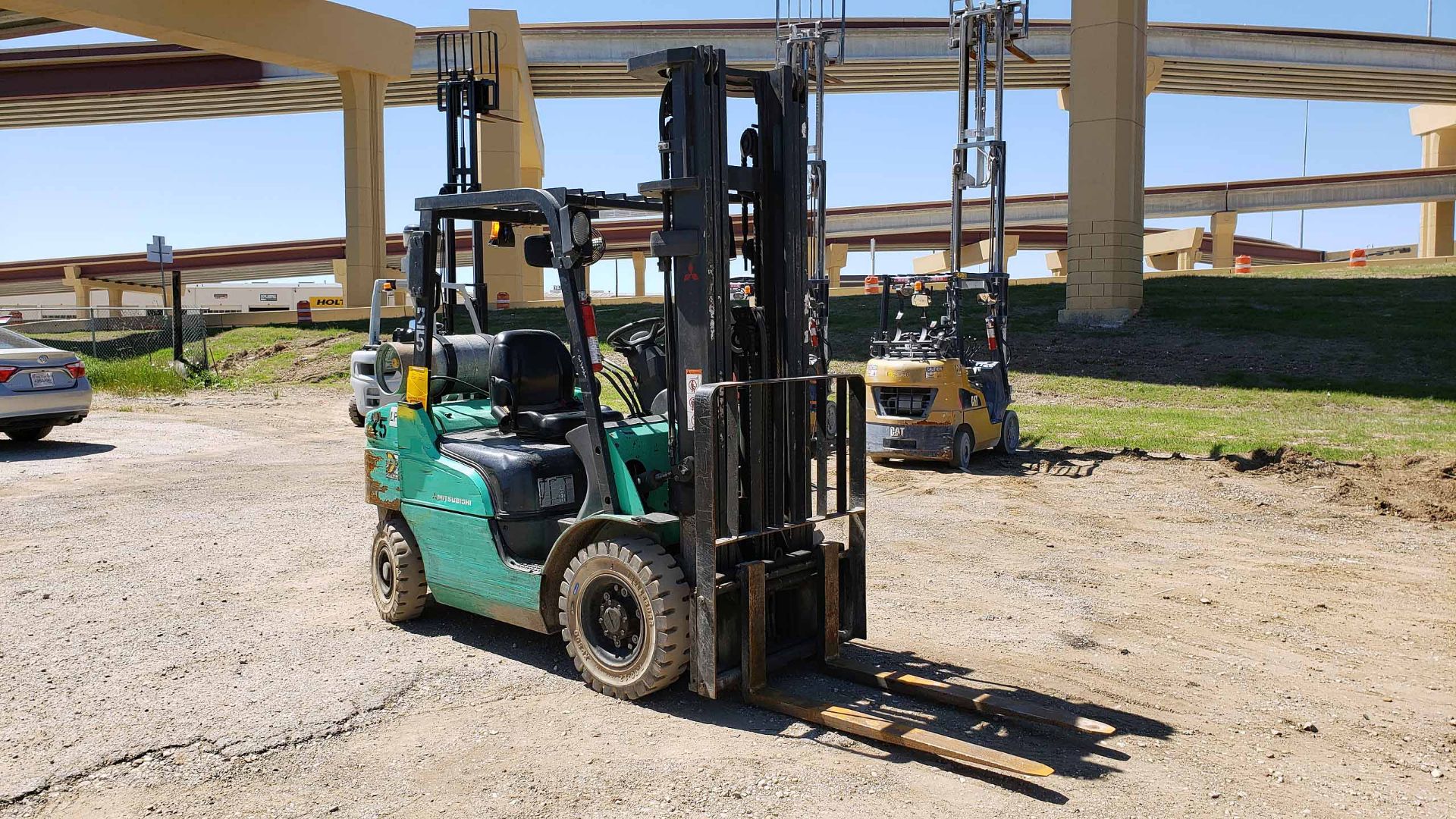 LPG FORKLIFT, MITSUBISHI 5,000-LB. BASE CAP. MDL. FG25N4, Mfg. 2017, LPG engine, 101" 3-stage - Image 4 of 13