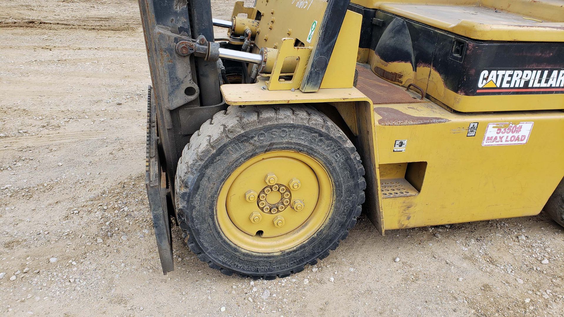 FORKLIFT, CATERPILLAR 5,000-LB. BASE CAP. MDL. V50E, LPG engine, 86" 2-stage mast, 140" lift ht., - Image 10 of 11