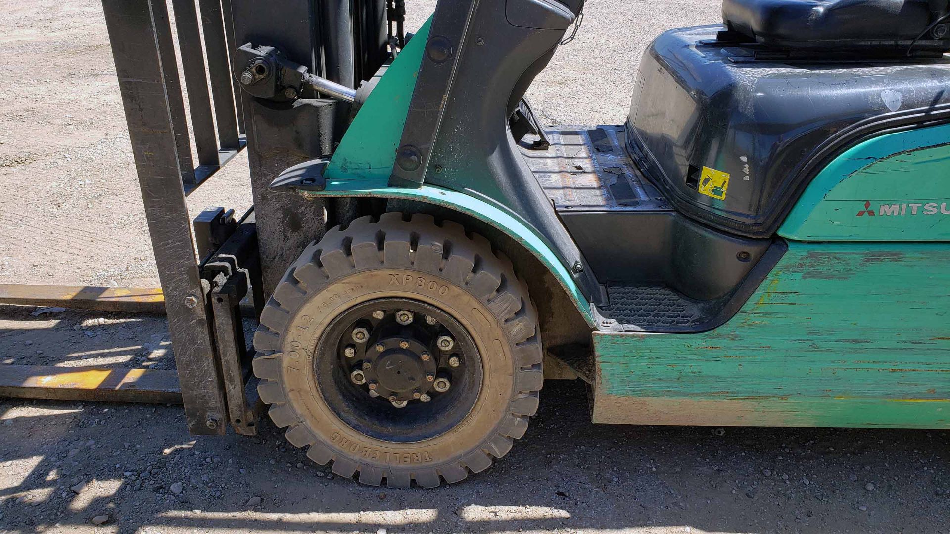 LPG FORKLIFT, MITSUBISHI 5,000-LB. BASE CAP. MDL. FG25N4, Mfg. 2017, LPG engine, 101" 3-stage - Image 12 of 13