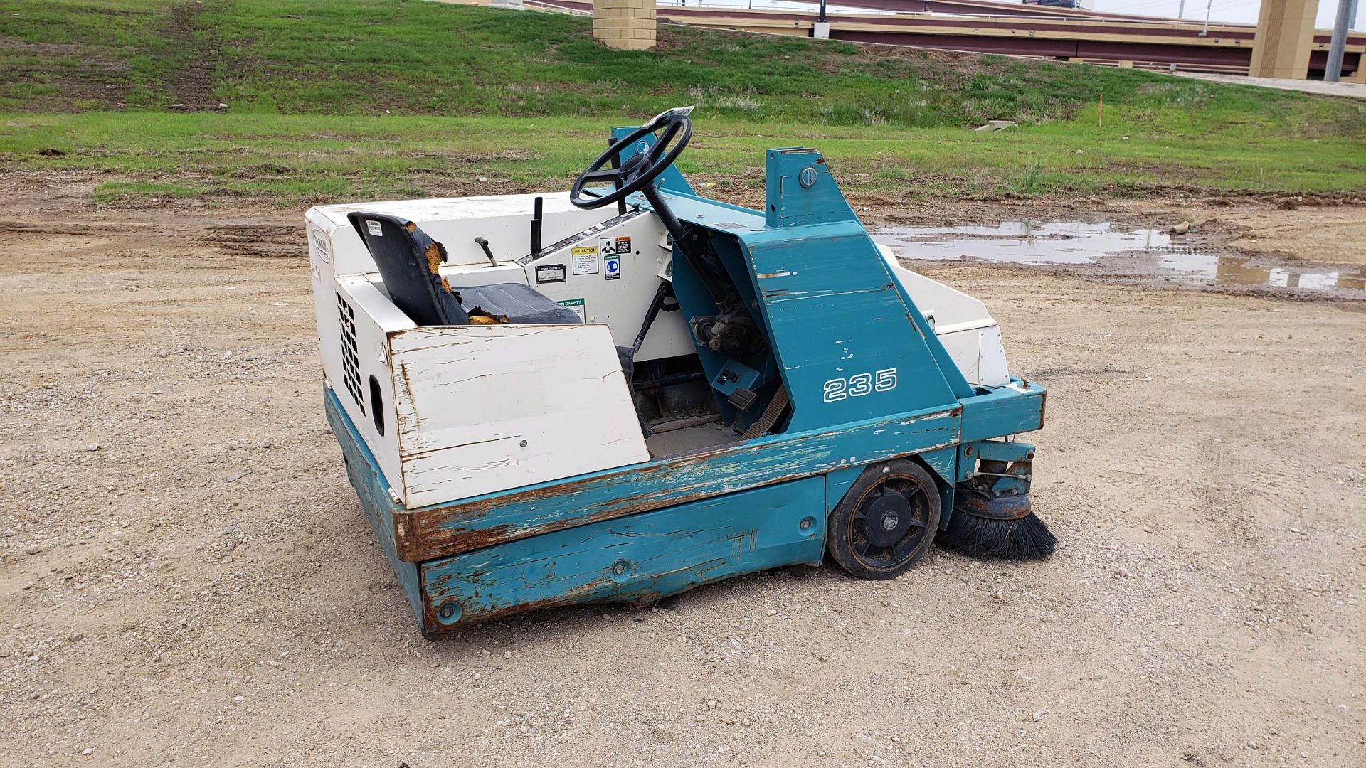 SWEEPER, TENNANT 235, LPG engine, 1,336 H.O.M., S/N 235-2322 (Note: Non-Running) (Located at: Dallas