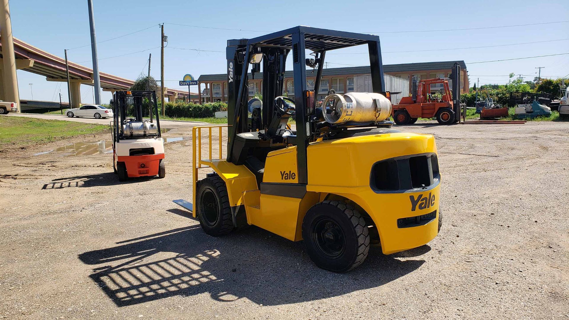 LPG FORKLIFT, YALE 8,000-LB. BASE CAP. MDL. GLP080LJNGBE093, LPG engine, 94" 3-stage mast, 194" lift - Image 4 of 14