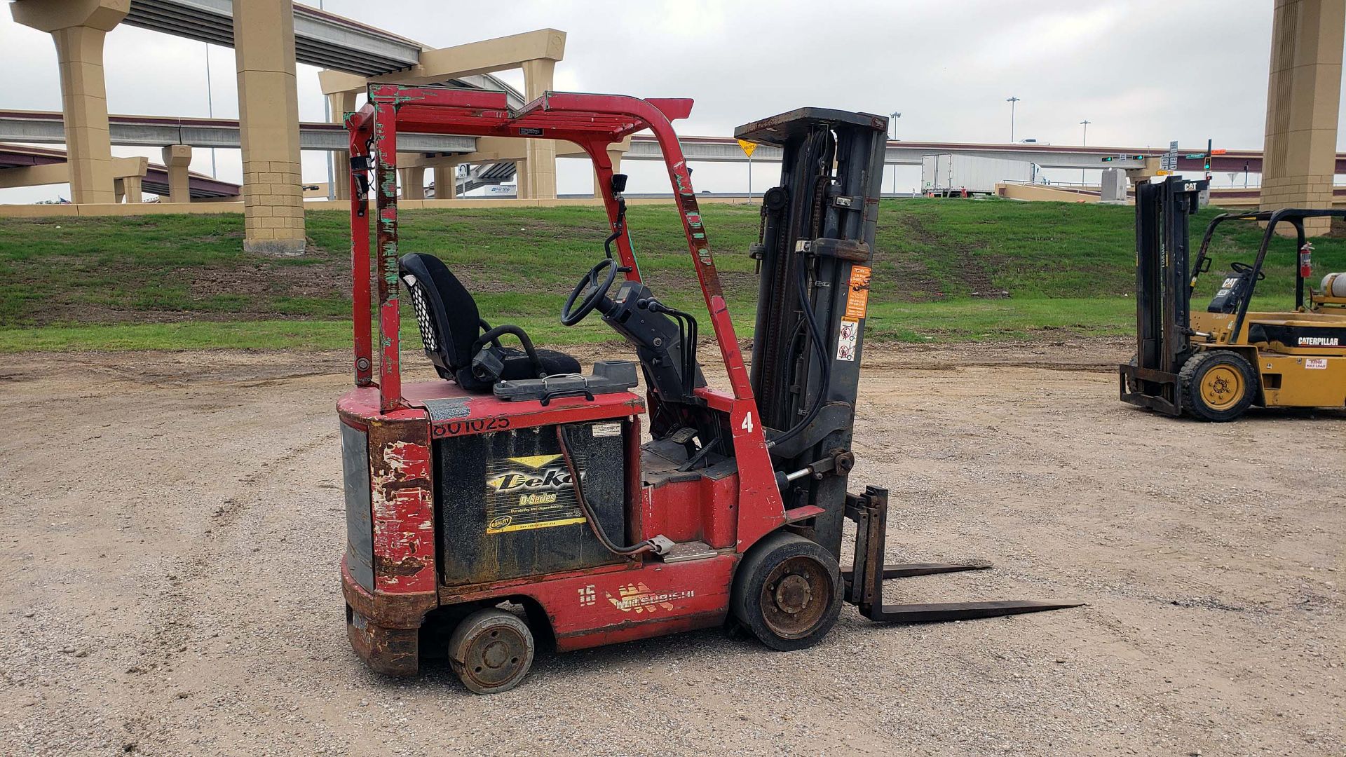 FORKLIFT, MITSUBISHI 3,000-LB. BASE CAP. MDL 2FBC15, 36 volt electric w/ battery, 83" 3-stage