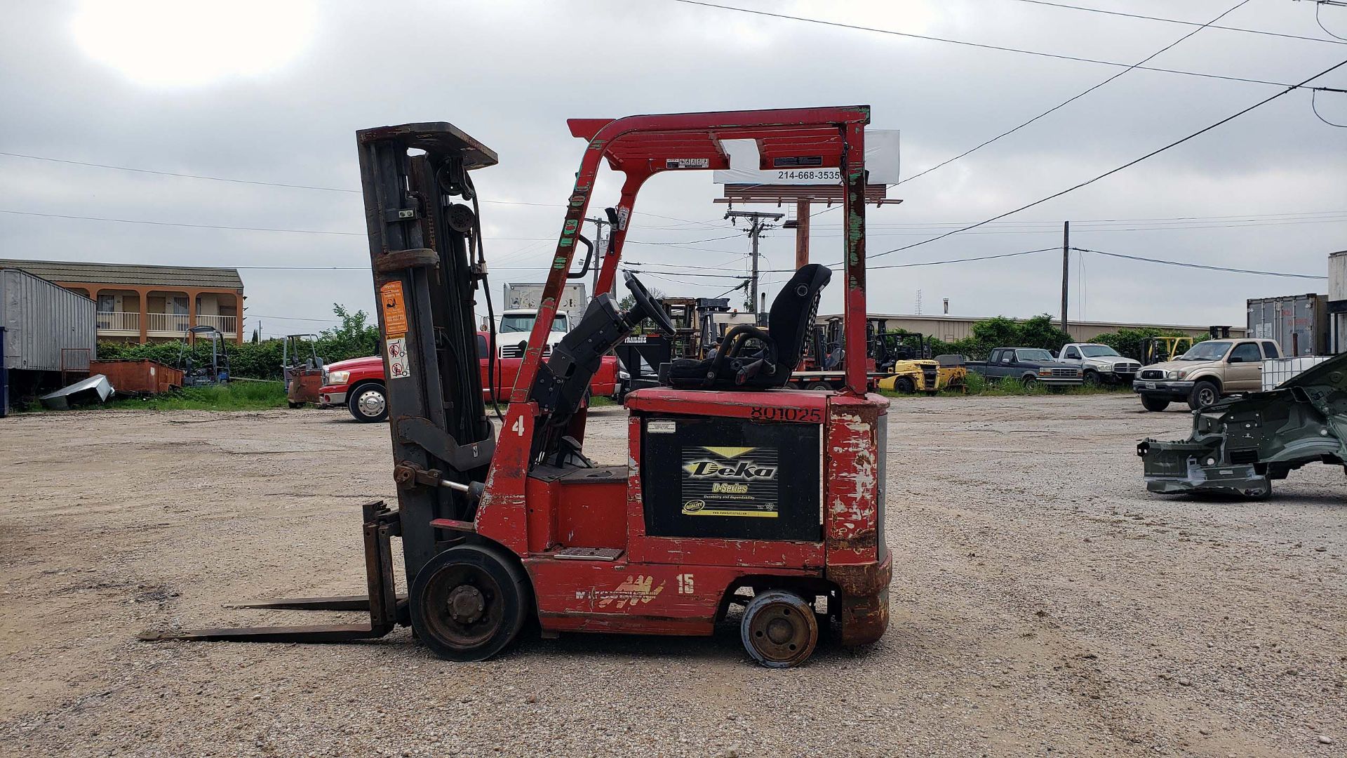 FORKLIFT, MITSUBISHI 3,000-LB. BASE CAP. MDL 2FBC15, 36 volt electric w/ battery, 83" 3-stage - Image 5 of 7