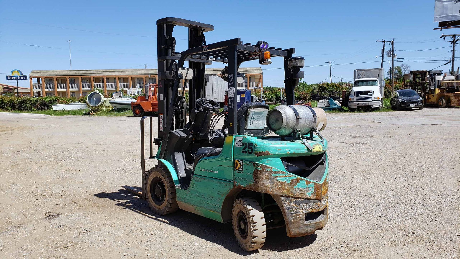 LPG FORKLIFT, MITSUBISHI 5,000-LB. BASE CAP. MDL. FG25N4, Mfg. 2017, LPG engine, 101" 3-stage - Image 5 of 13