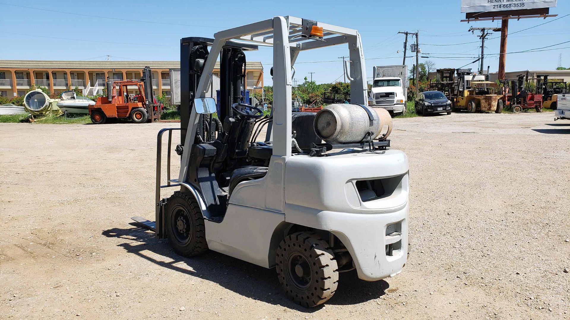 UNICARRIER/ NISSAN 5,000-LB. BASE CAP. MDL MP1F2A25LV, Mfg. 2014, LPG Engine, 83" 3-stage mast, 187" - Image 7 of 12