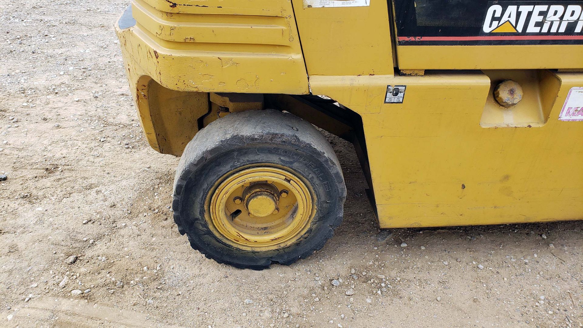 FORKLIFT, CATERPILLAR 5,000-LB. BASE CAP. MDL. V50E, LPG engine, 86" 2-stage mast, 140" lift ht., - Image 8 of 11