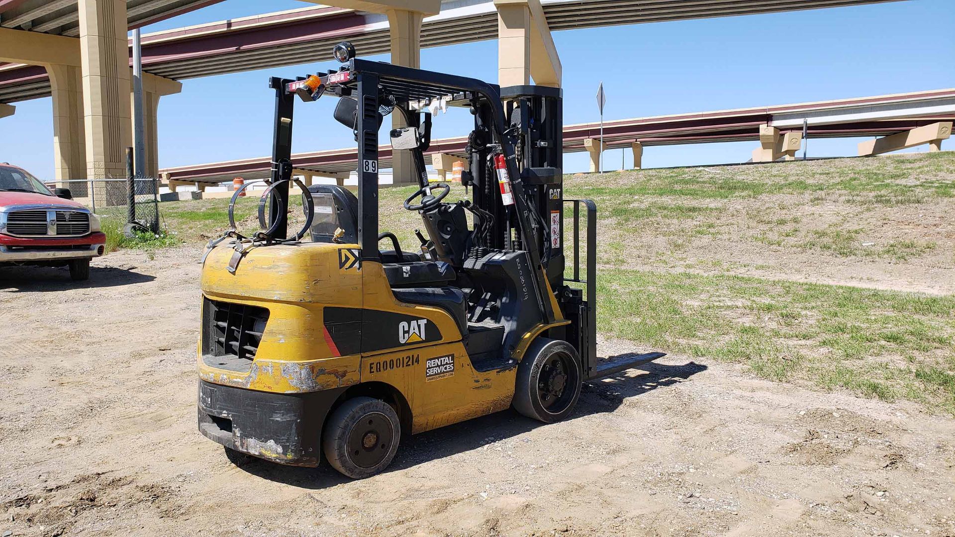 LPG FORKLIFT, CATERPILLAR 6,000-LB. BASE CAP. MDL. 2C6000, LPG engine, 83" 3-stage mast, 185" lift - Image 6 of 11