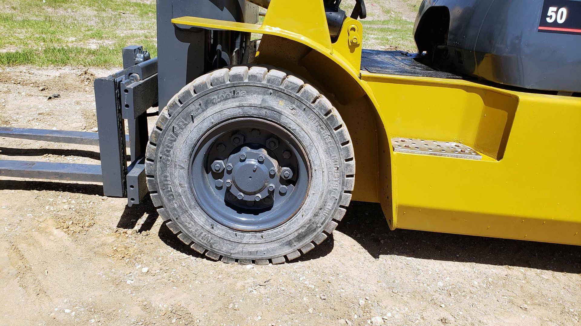 LPG FORKLIFT, CATERPILLAR 5,000-LB. BASE CAP. MDL. GP25, LPG Engine, 83" 3-stage mast, 189" lift - Image 3 of 6