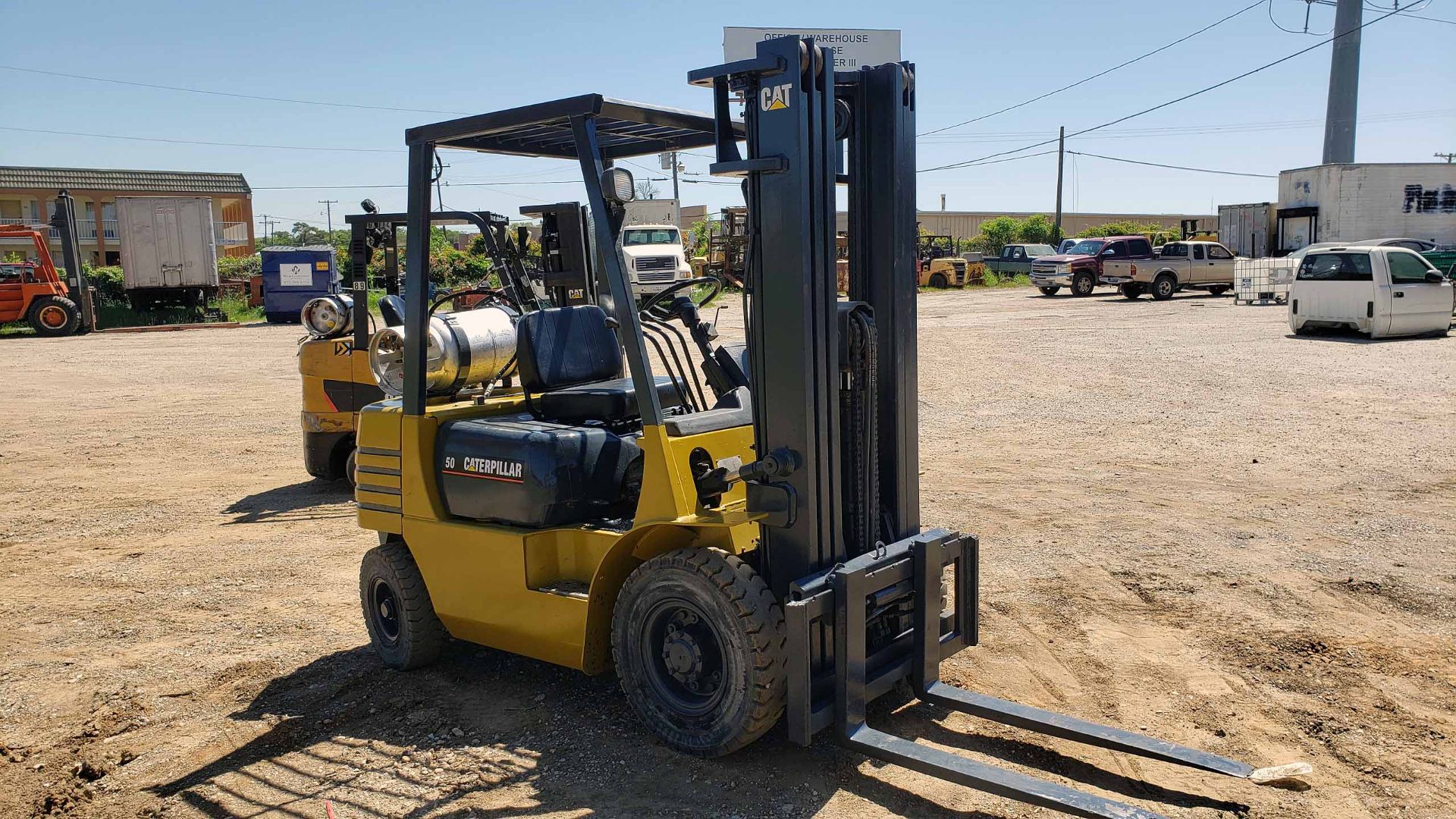 LPG FORKLIFT, CATERPILLAR 5,000-LB. BASE CAP. MDL. GP25, LPG Engine, 83" 3-stage mast, 189" lift - Bild 2 aus 6