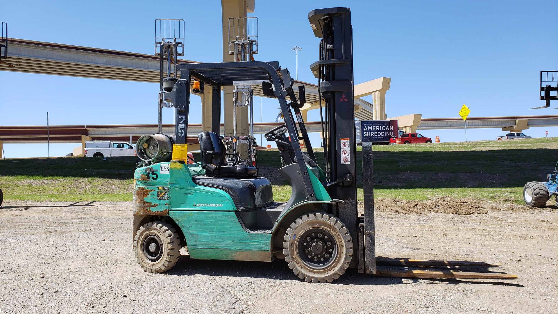 LPG FORKLIFT, MITSUBISHI 5,000-LB. BASE CAP. MDL. FG25N4, Mfg. 2017, LPG engine, 101" 3-stage - Image 3 of 13