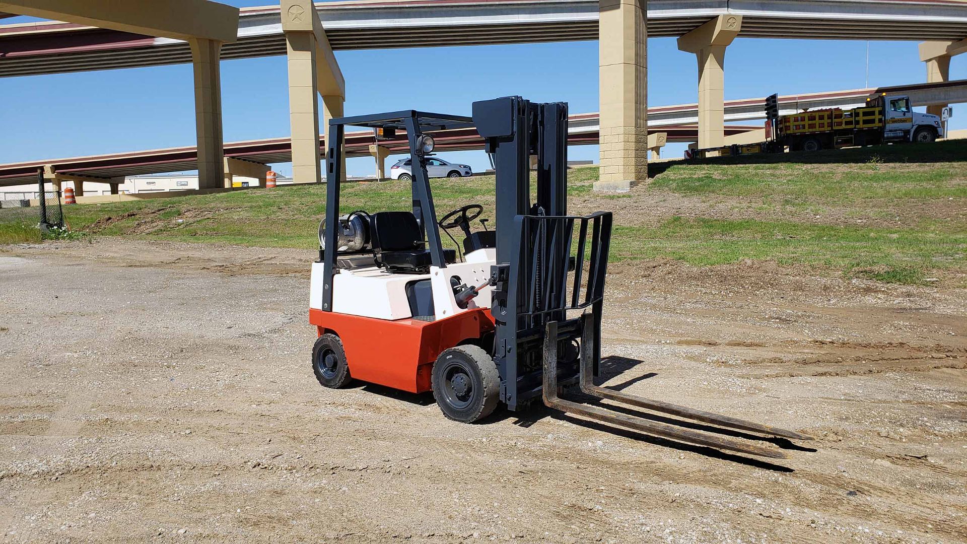 LPG FORKLIFT, NISSAN 3,000-LB. BASE CAP. MDL. P3000, LPG Engine, 83" 3-stage mast, 188" lift ht., - Image 3 of 10