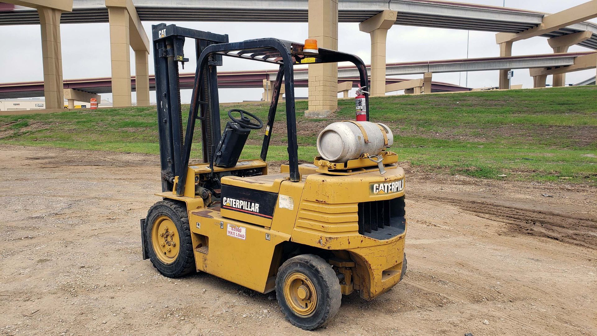 FORKLIFT, CATERPILLAR 5,000-LB. BASE CAP. MDL. V50E, LPG engine, 86" 2-stage mast, 140" lift ht., - Image 3 of 11