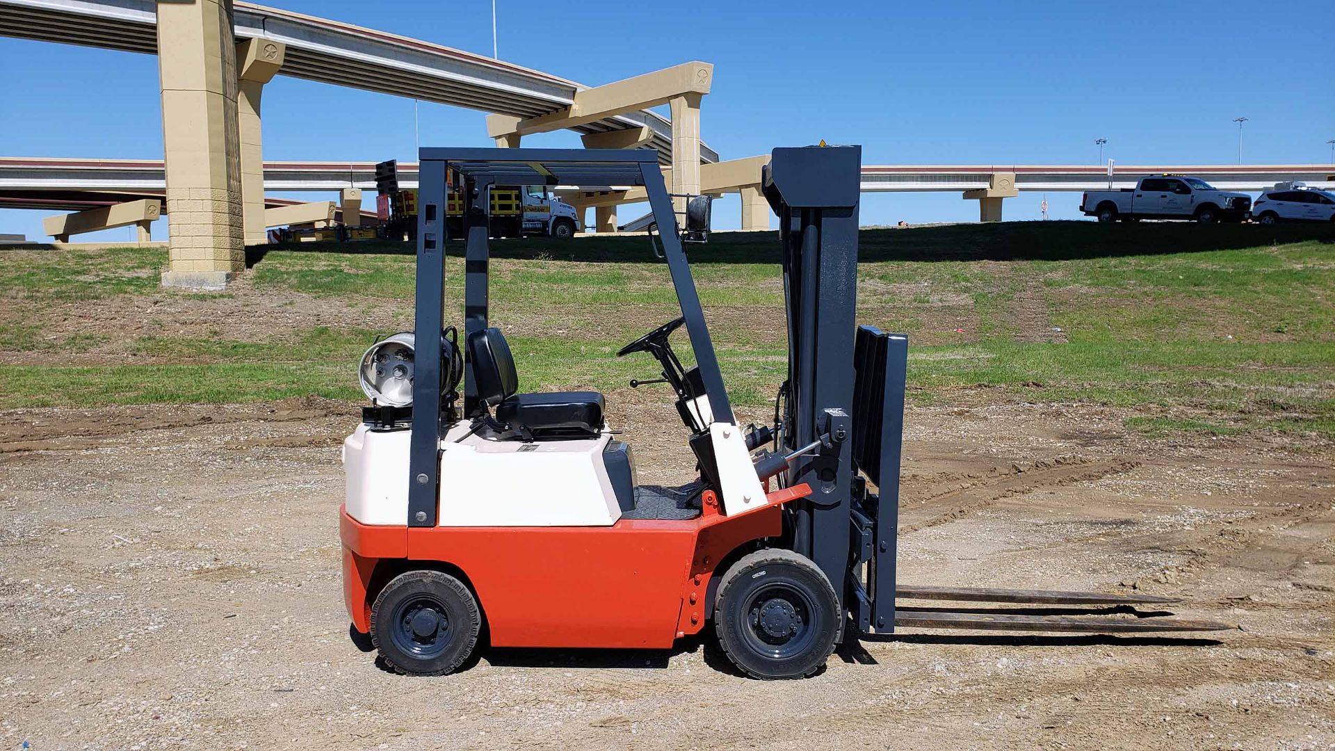 LPG FORKLIFT, NISSAN 3,000-LB. BASE CAP. MDL. P3000, LPG Engine, 83" 3-stage mast, 188" lift ht., - Image 2 of 10