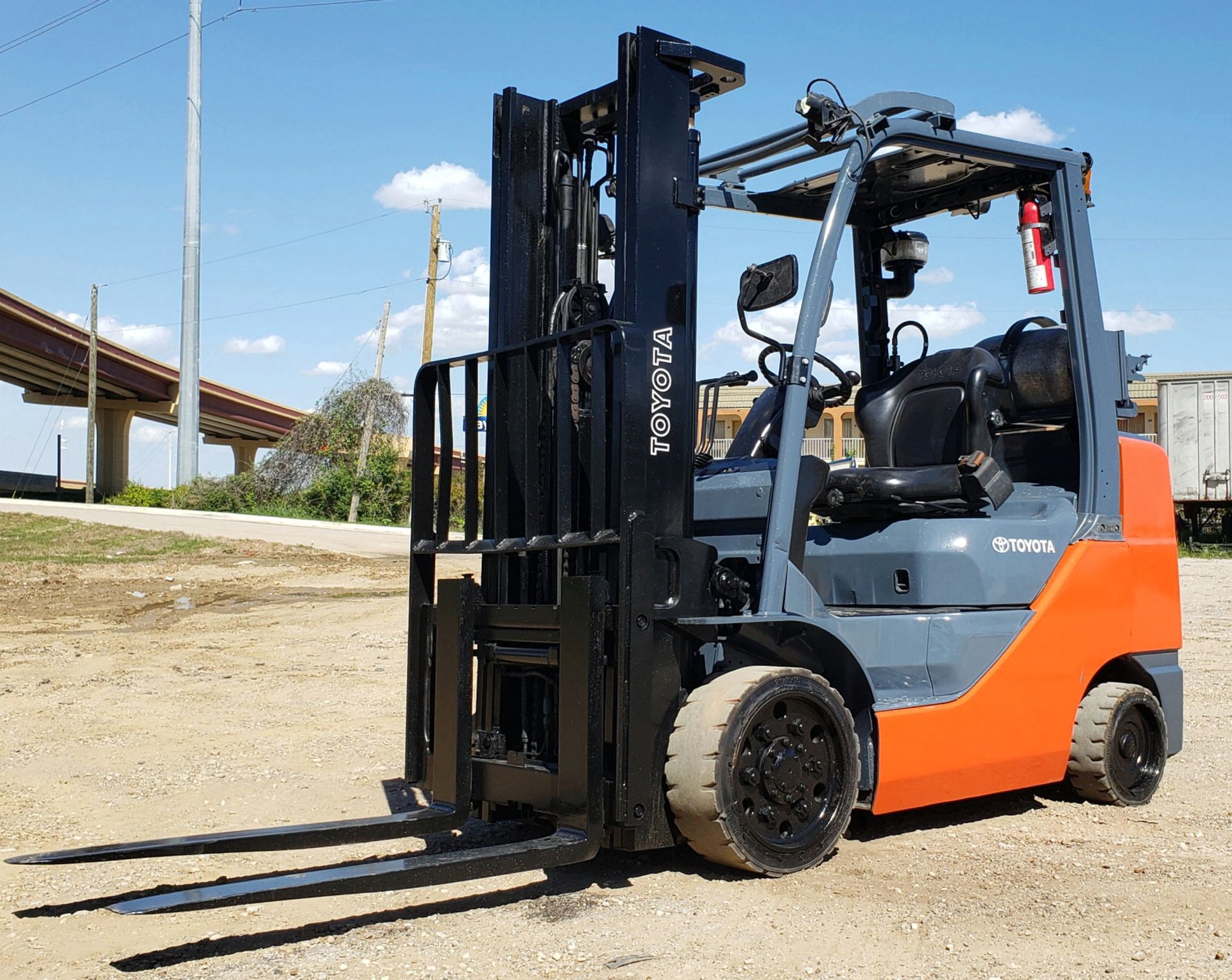 LPG FORKLIFT, TOYOTA 6,500-LB. BASE CAP. MDL. 8FGCU32, Mfg. 2014, LPG engine, 83" 2-stage mast, 131"