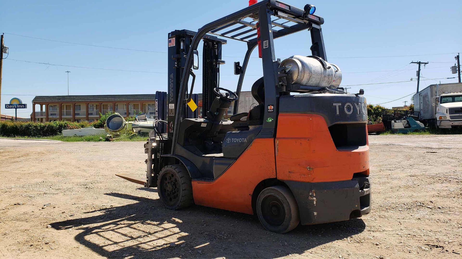 LPG FORKLIFT, TOYOTA 6,500-LB. BASE CAP. MDL. 8FGCU32, Mfg. 2020, LPG Engine, 83" 2-stage mast, 131" - Image 4 of 11