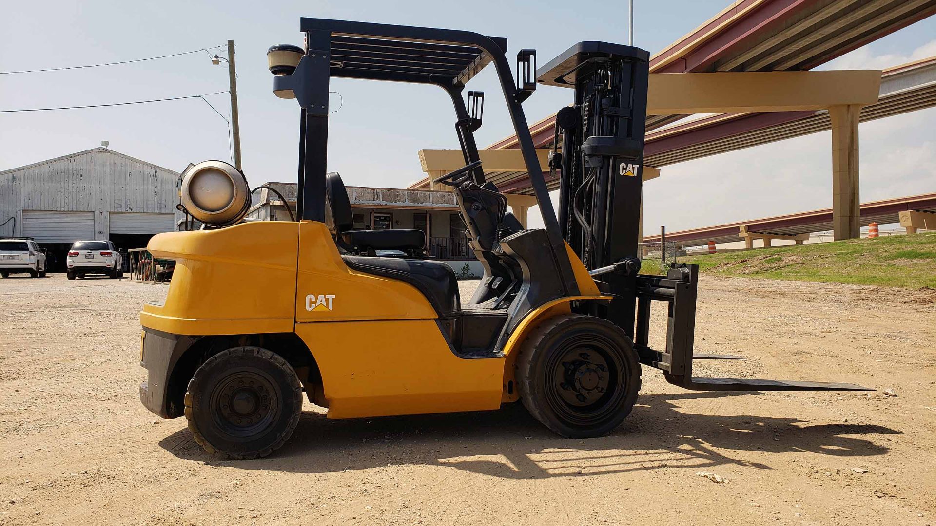 LPG FORKLIFT, CATERPILLAR 6,000-LB. BASE CAP. MDL. 2P6000, Mfg. 2011, LPG Engine, 86" 3-stage - Image 6 of 12