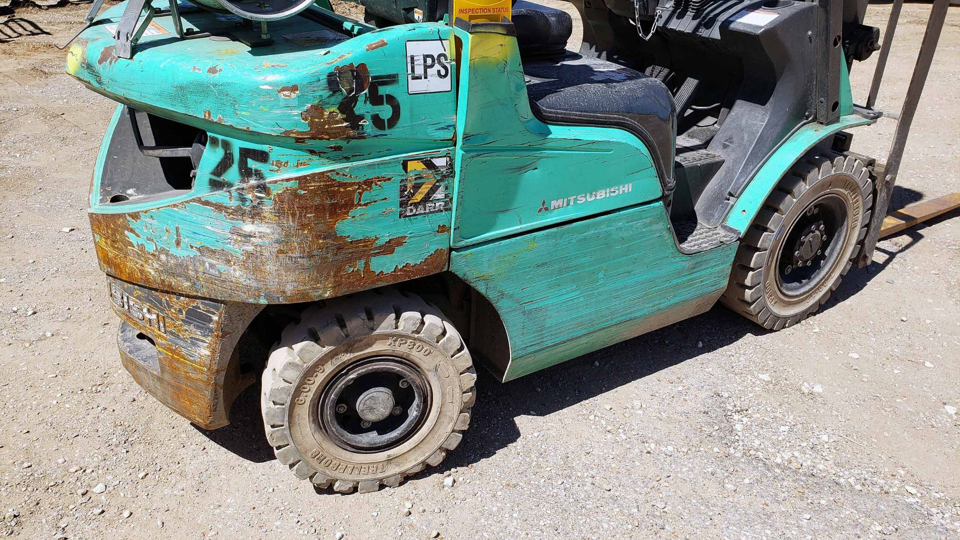 LPG FORKLIFT, MITSUBISHI 5,000-LB. BASE CAP. MDL. FG25N4, Mfg. 2017, LPG engine, 101" 3-stage - Image 10 of 13