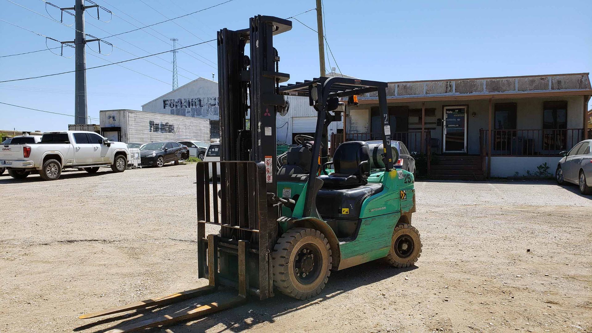 LPG FORKLIFT, MITSUBISHI 5,000-LB. BASE CAP. MDL. FG25N4, Mfg. 2017, LPG engine, 101" 3-stage - Image 8 of 13