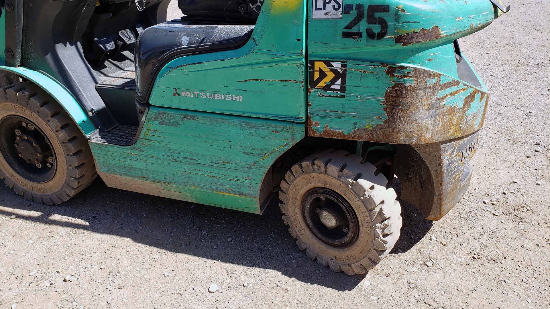 LPG FORKLIFT, MITSUBISHI 5,000-LB. BASE CAP. MDL. FG25N4, Mfg. 2017, LPG engine, 101" 3-stage - Image 11 of 13