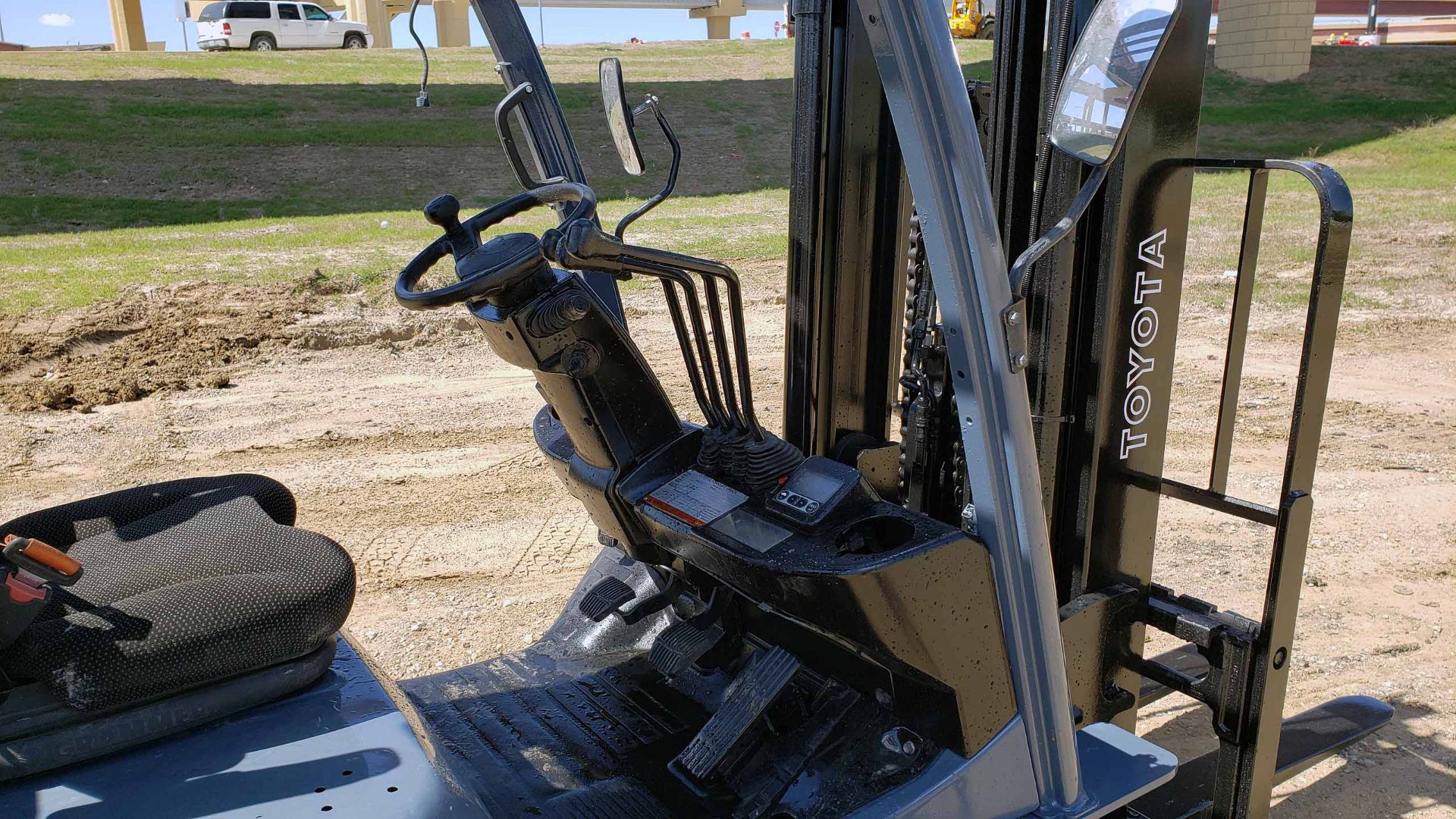 LPG FORKLIFT, TOYOTA 6,500-LB. BASE CAP. MDL. 8FGCU32, Mfg. 2014, LPG engine, 83" 2-stage mast, 131" - Image 5 of 6