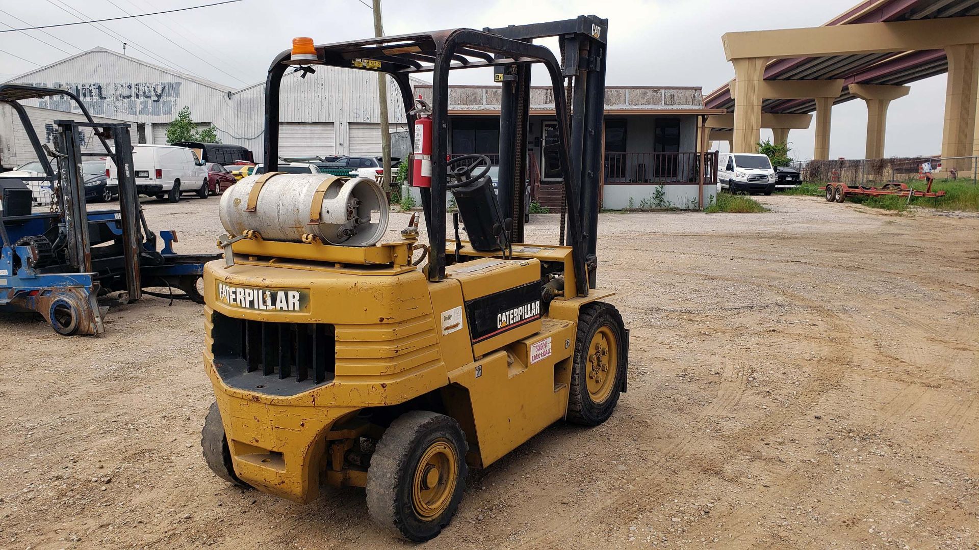 FORKLIFT, CATERPILLAR 5,000-LB. BASE CAP. MDL. V50E, LPG engine, 86" 2-stage mast, 140" lift ht., - Image 5 of 11