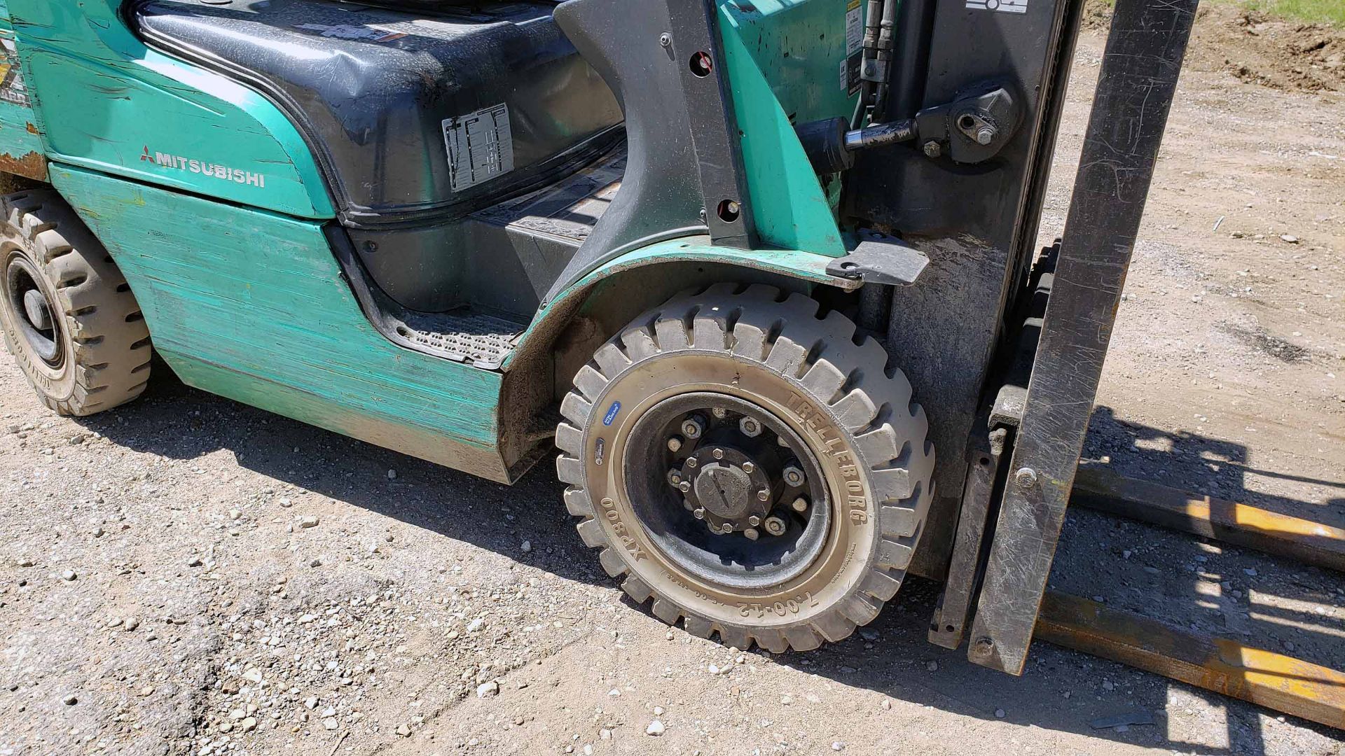 LPG FORKLIFT, MITSUBISHI 5,000-LB. BASE CAP. MDL. FG25N4, Mfg. 2017, LPG engine, 101" 3-stage - Image 9 of 13