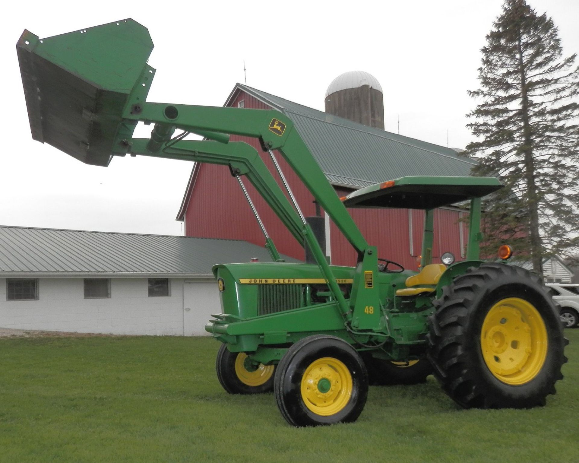UTILITY TRACTOR, JOHN DEERE MDL. 1520, gasoline engine, Type E0048 front end loader attachment, ROPS
