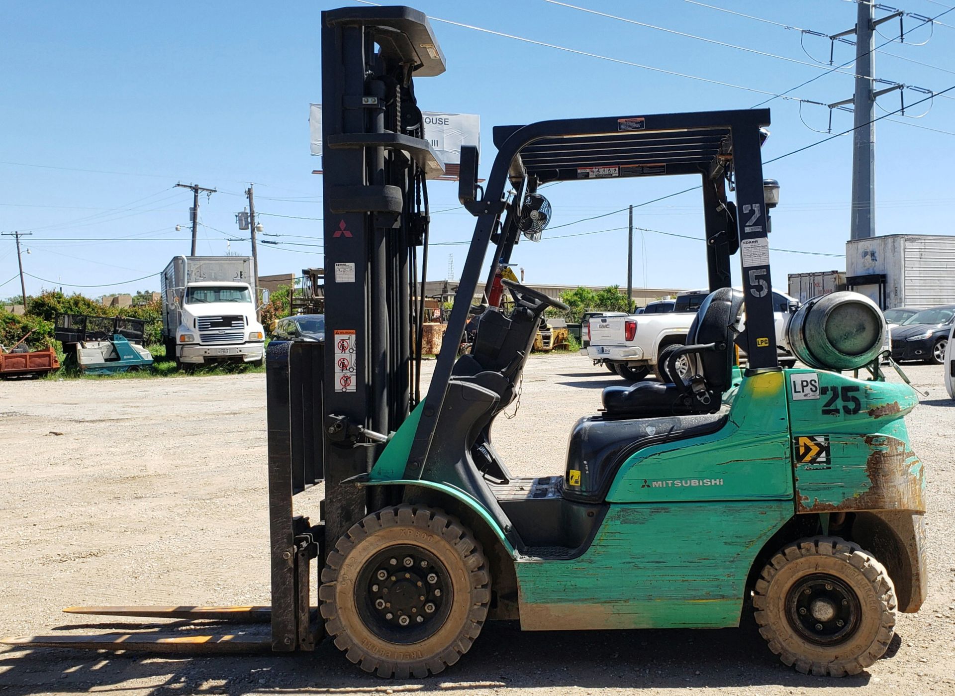 LPG FORKLIFT, MITSUBISHI 5,000-LB. BASE CAP. MDL. FG25N4, Mfg. 2017, LPG engine, 101" 3-stage - Image 6 of 13