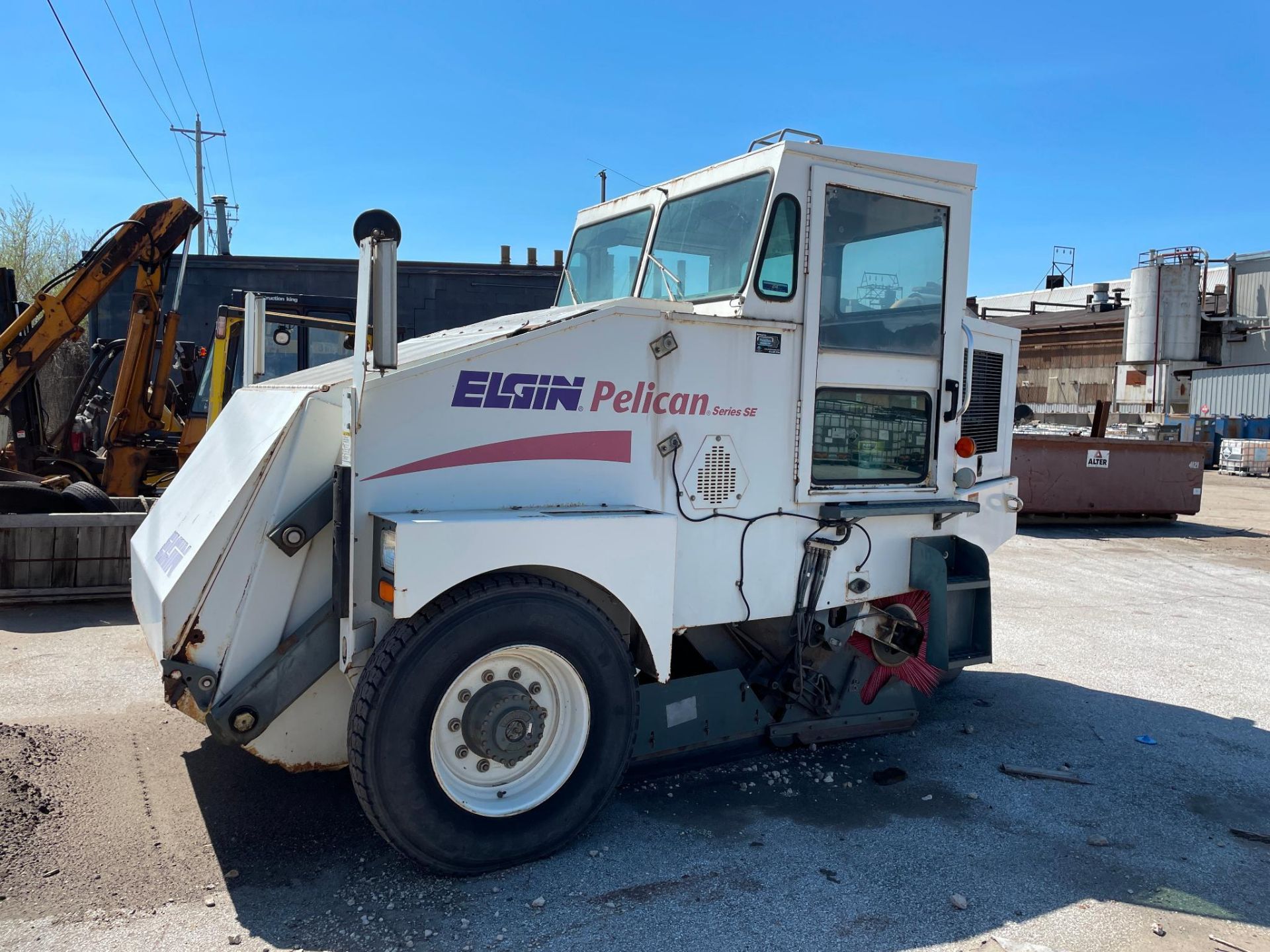 STREET SWEEPER, ELGIN MDL. PELICAN SERIES SE, 2002, 3-wheel mechanical boom sweeper w/ isolation mo