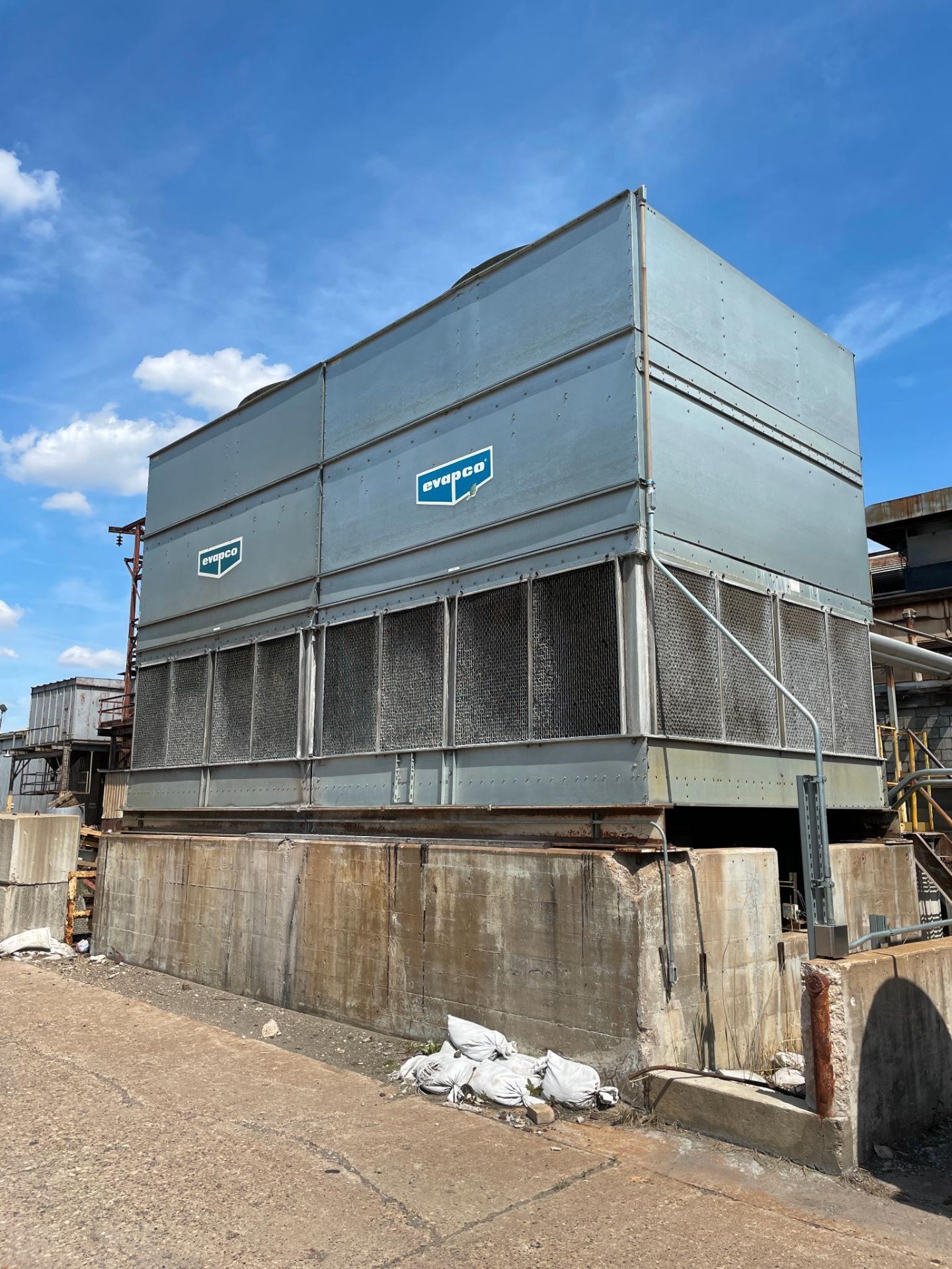 COOLING TOWER, EVAPCO MDL. AT12-243, w/ (4) vertical 40 HP pumps. S/N 10-388731 (one motor is - Image 2 of 5