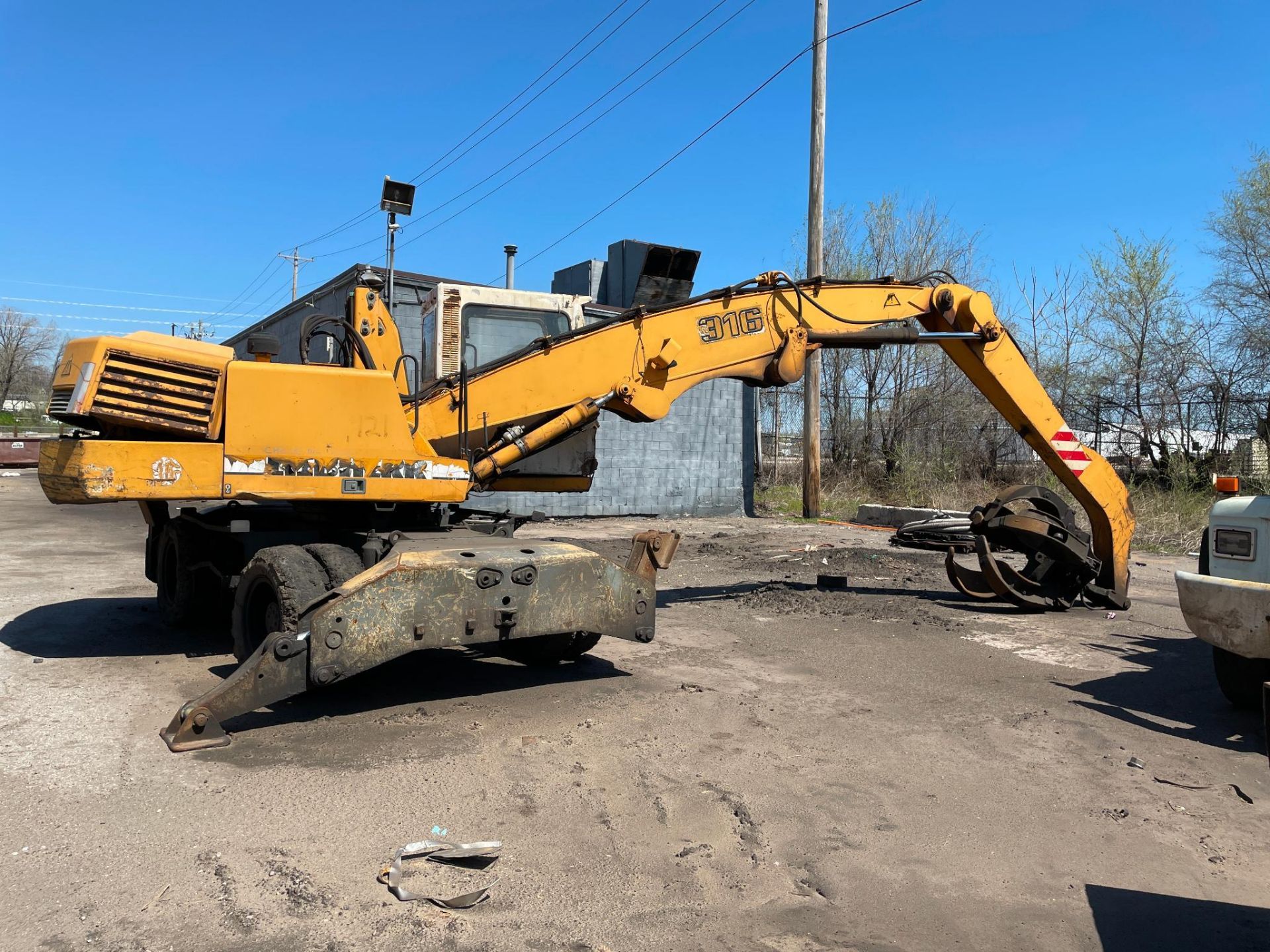 WHEEL EXCAVATOR, LIEBHERR, TYPE A-316, w/ clamshell grappler, S/N 6910450 - Image 2 of 6