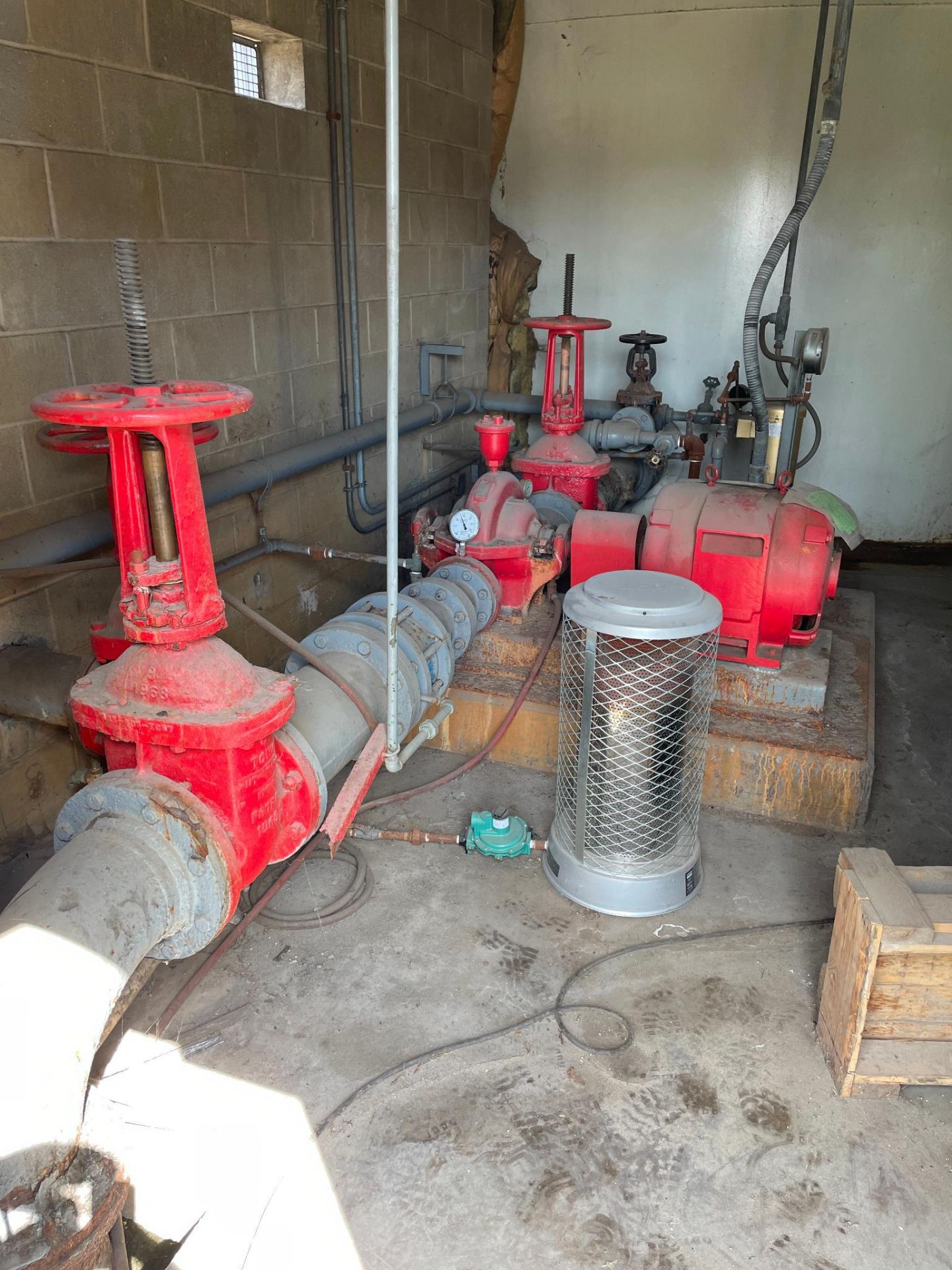 LOT CONSISTING OF: water storage tank, w/ pumping system & Clark AO Smith fire pump control panel - Image 2 of 4