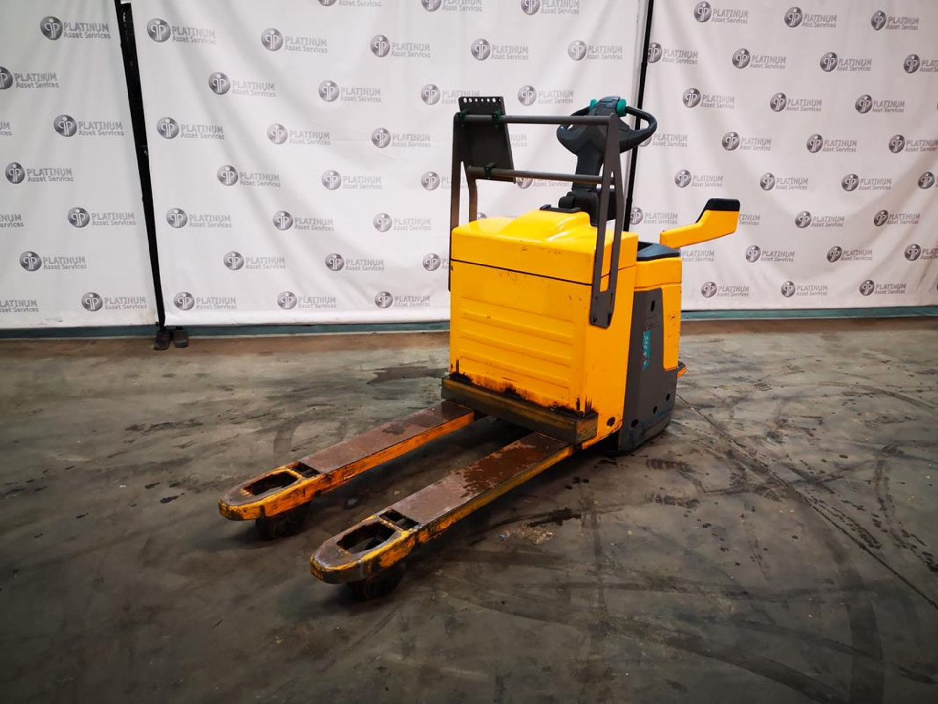 JUNGHEINRICH, ERE225, 5,000 LBS, 24 V BATTERY POWERED, RIDING PALLET TRUCK - Image 2 of 10